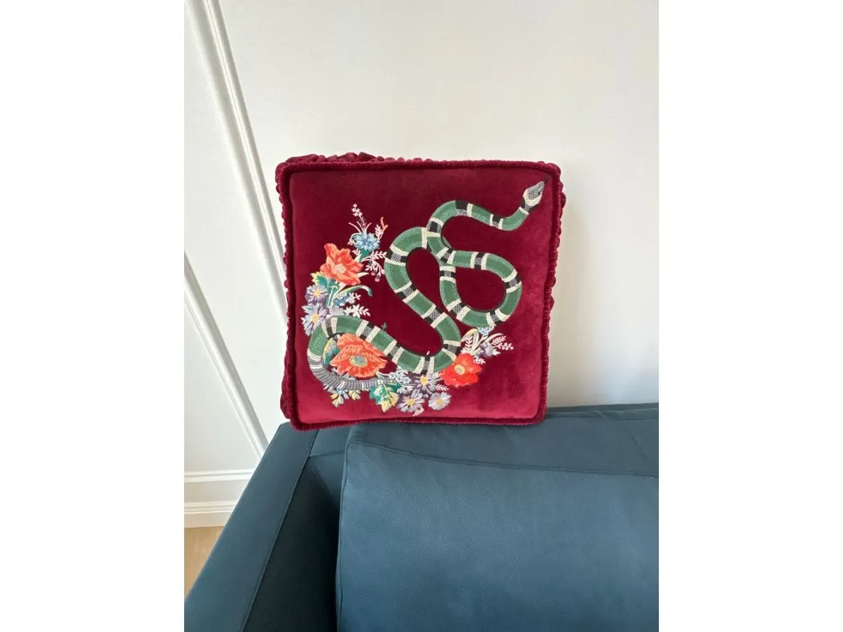 Cuscino in velluto rosso con decori 6