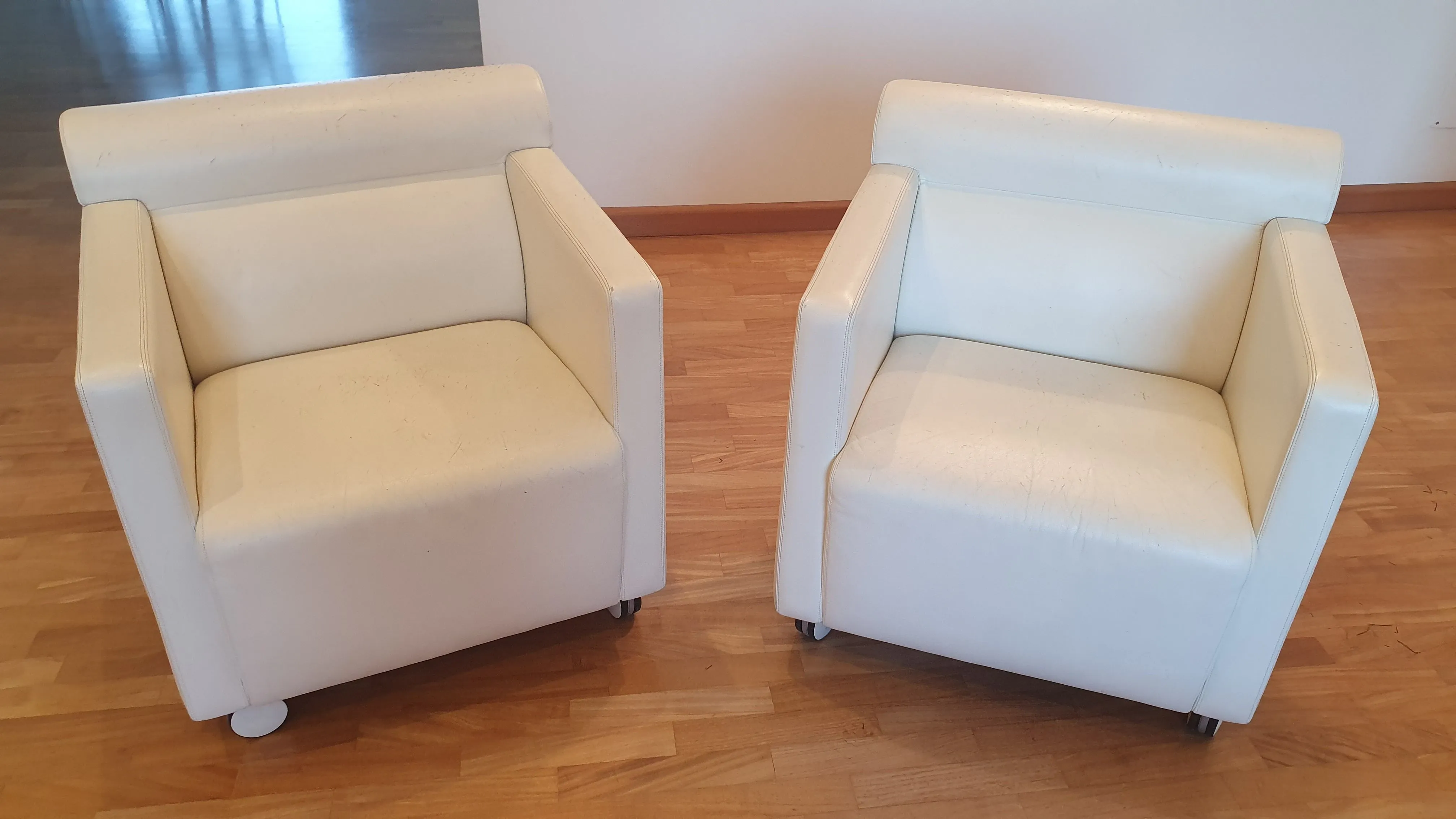 Set of 2 white Dafne armchairs, Poltrona Frau 5