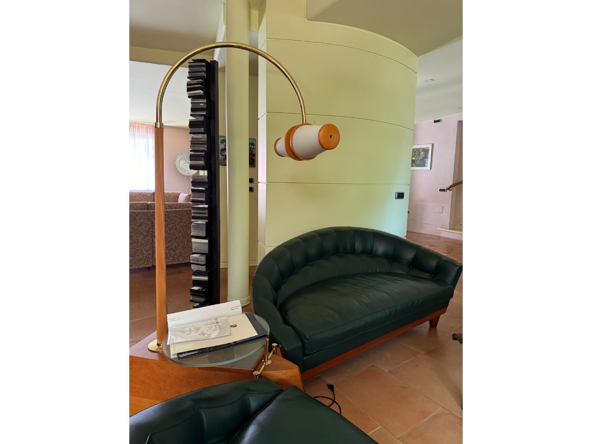 Aladino sofa in green leather with central lamp and glass shelf, Giorgetti Front