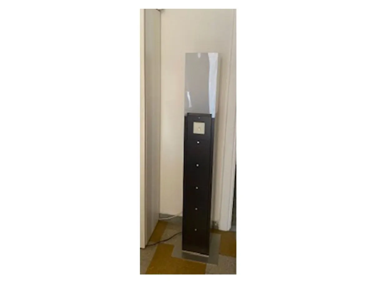 Lampada Meo con orologio e struttura in legno, Giorgetti 1