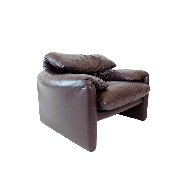 Maralunga armchair by Vico Magistretti (brown), Cassina image
