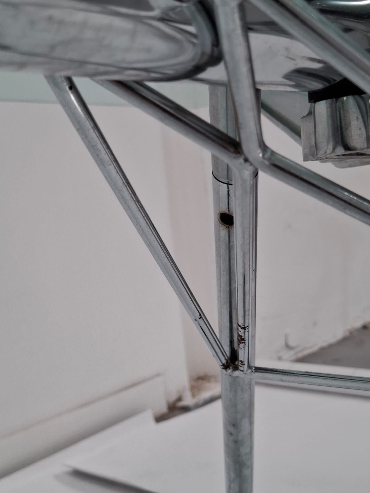 Tavolo rettangolare in acciaio e cristallo temperato di Norman Foster, Tecno Defects