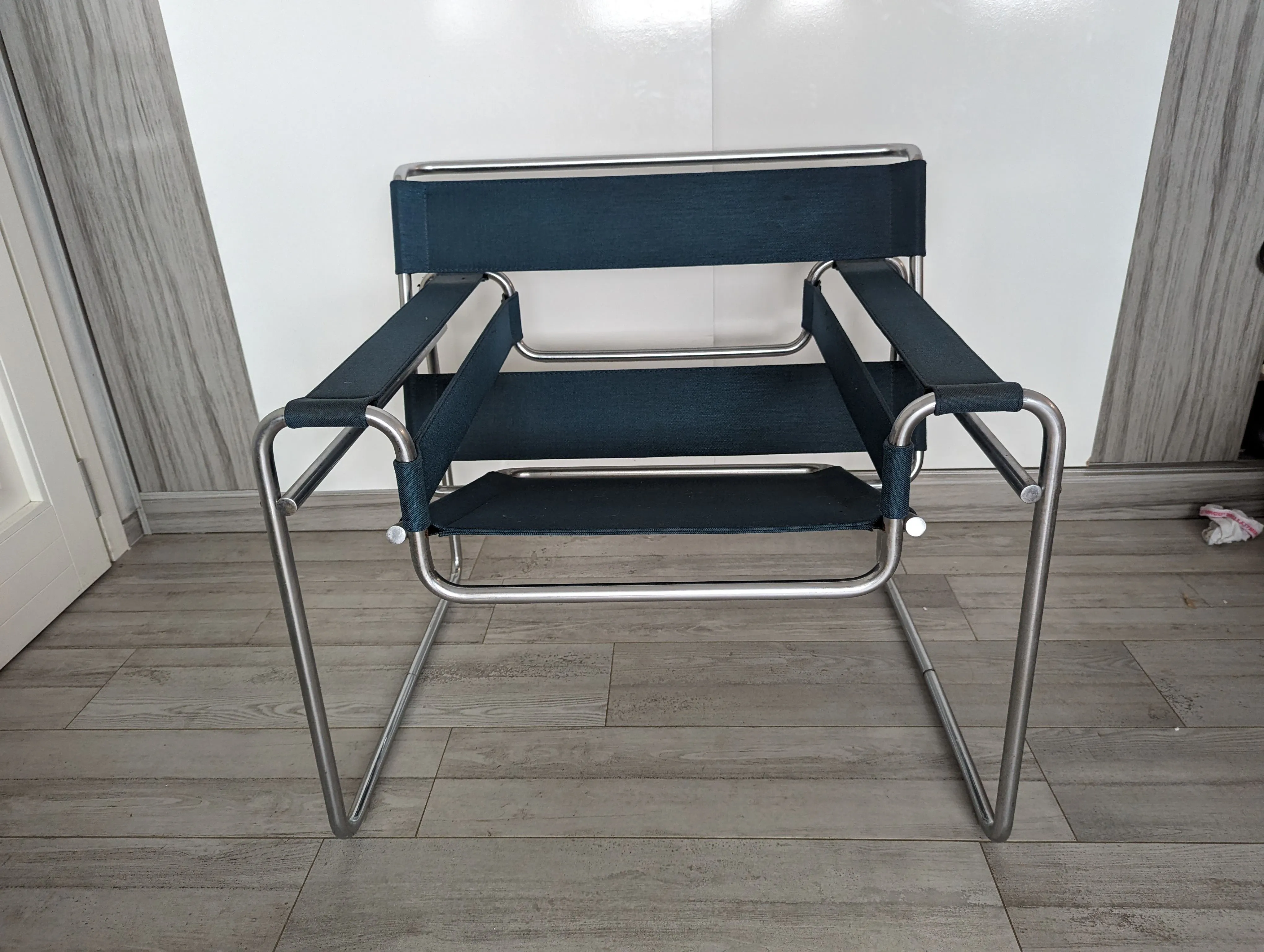 Poltroncina Wassily by Marcel Breuer in tessuto blu, Knoll 4