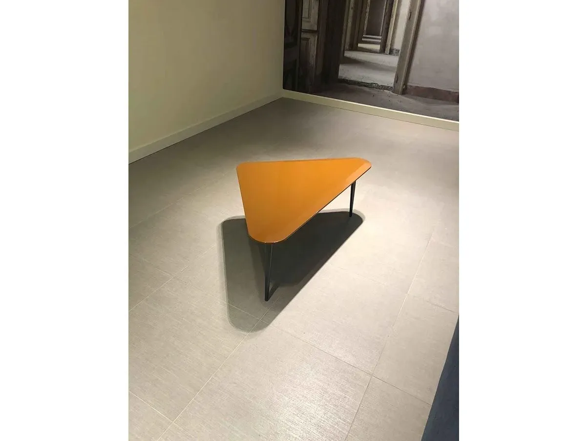 Tavolino triangolare Belsize legno laccato (rame), Molteni&C 2