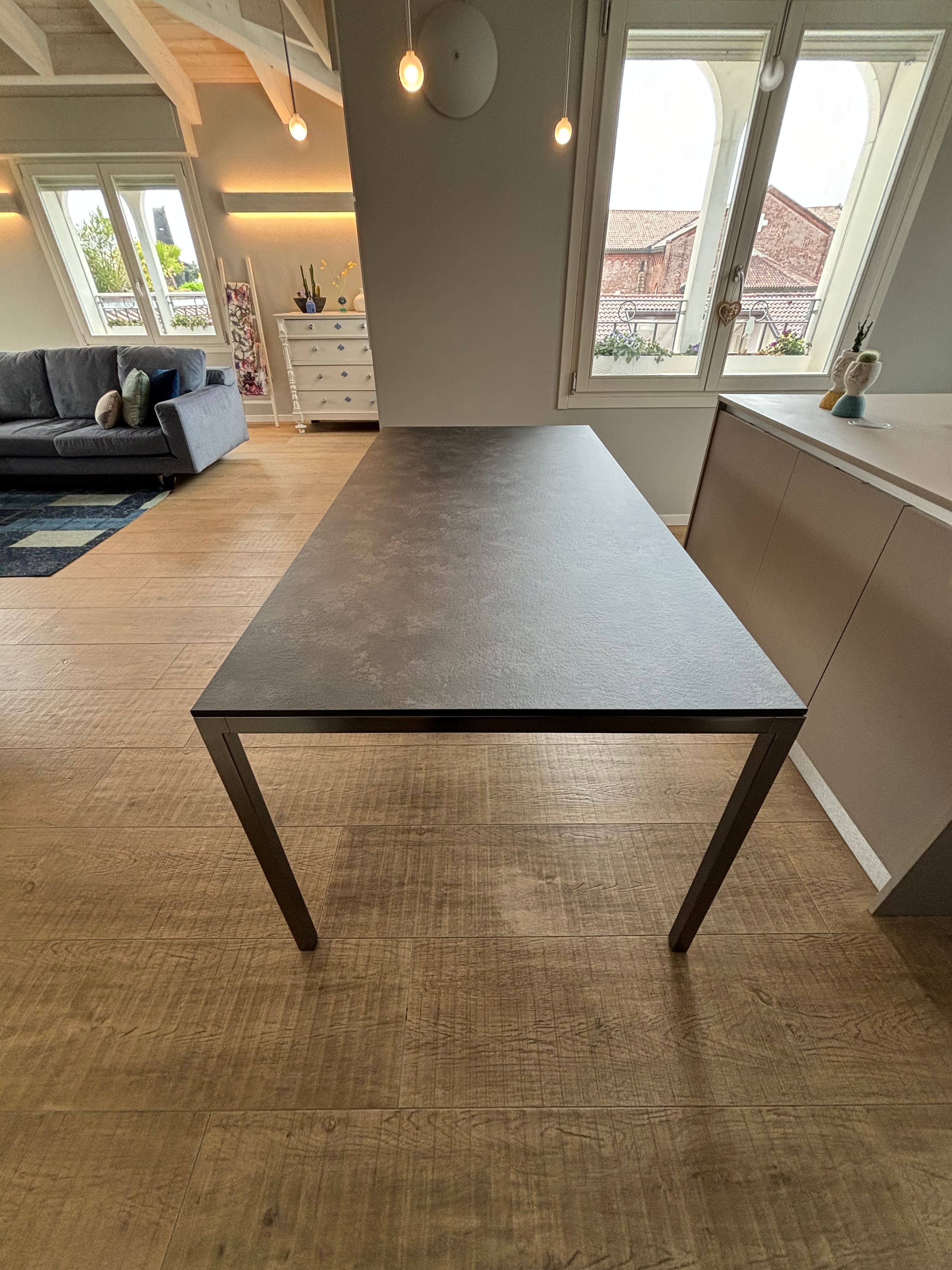 Tavolo Helsinki 35 in acciaio con giunti in pressofusione, Desalto Front
