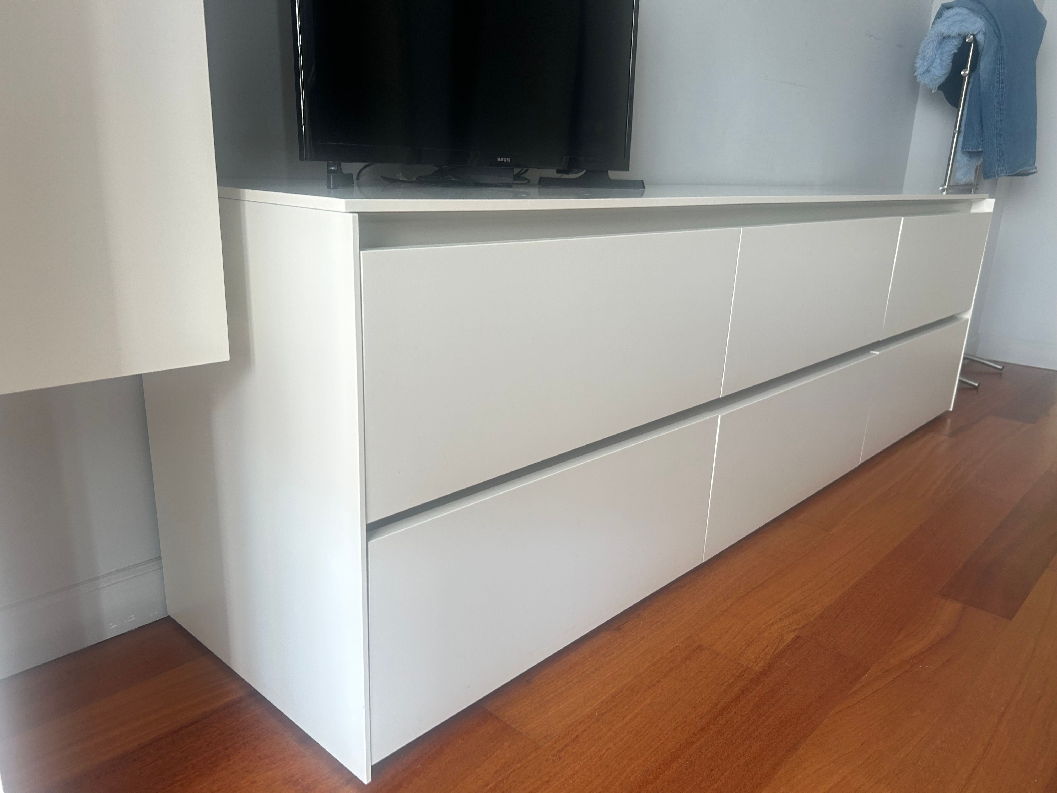 Matt White Lacquered Drawer Unit and Two Wall Cabinets Set Details