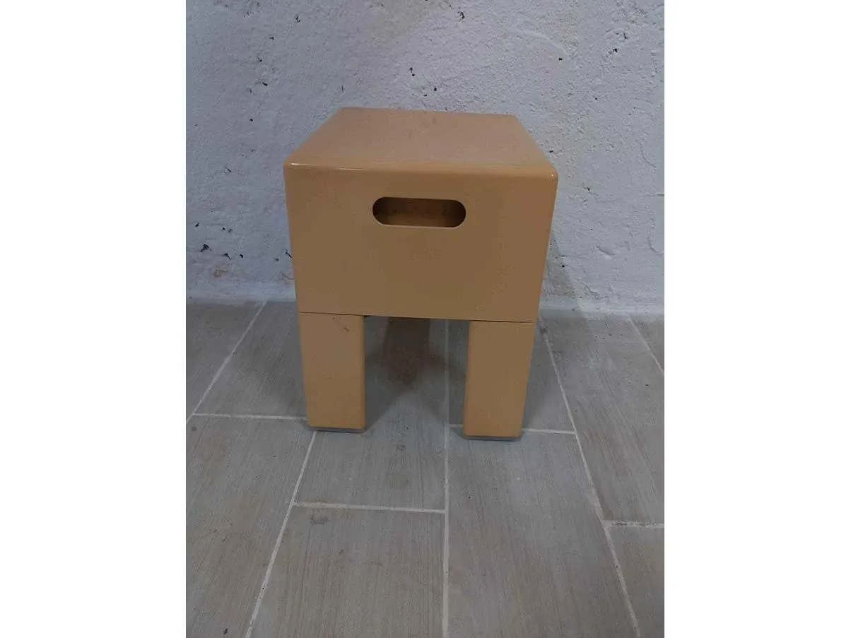 Sgabello contenitore in materiale plastico (beige) 5