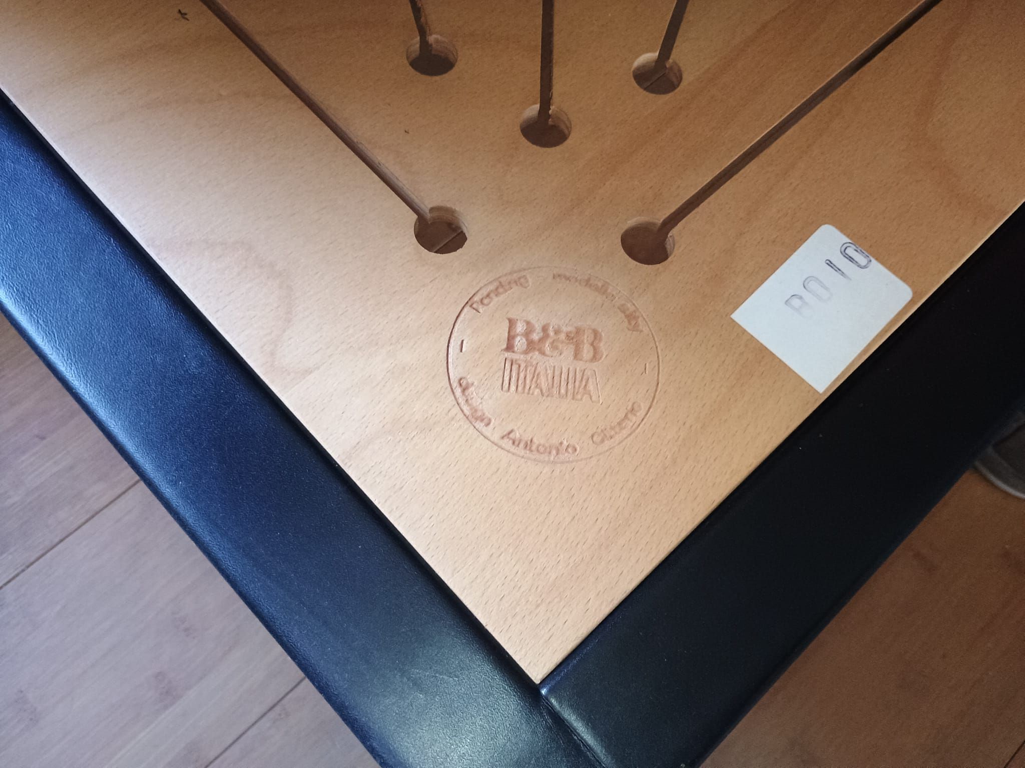 Poltrona Sity rivestita in tessuto multicolore di Antonio Citterio, B&B Italia Front