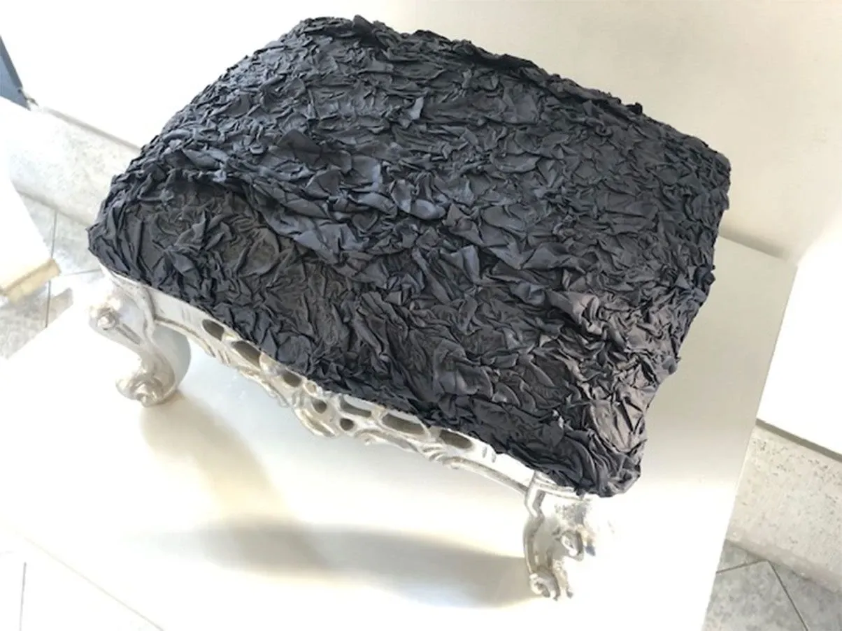 Slow Vanity pouf in carved wood and fabric (black), Modà 1