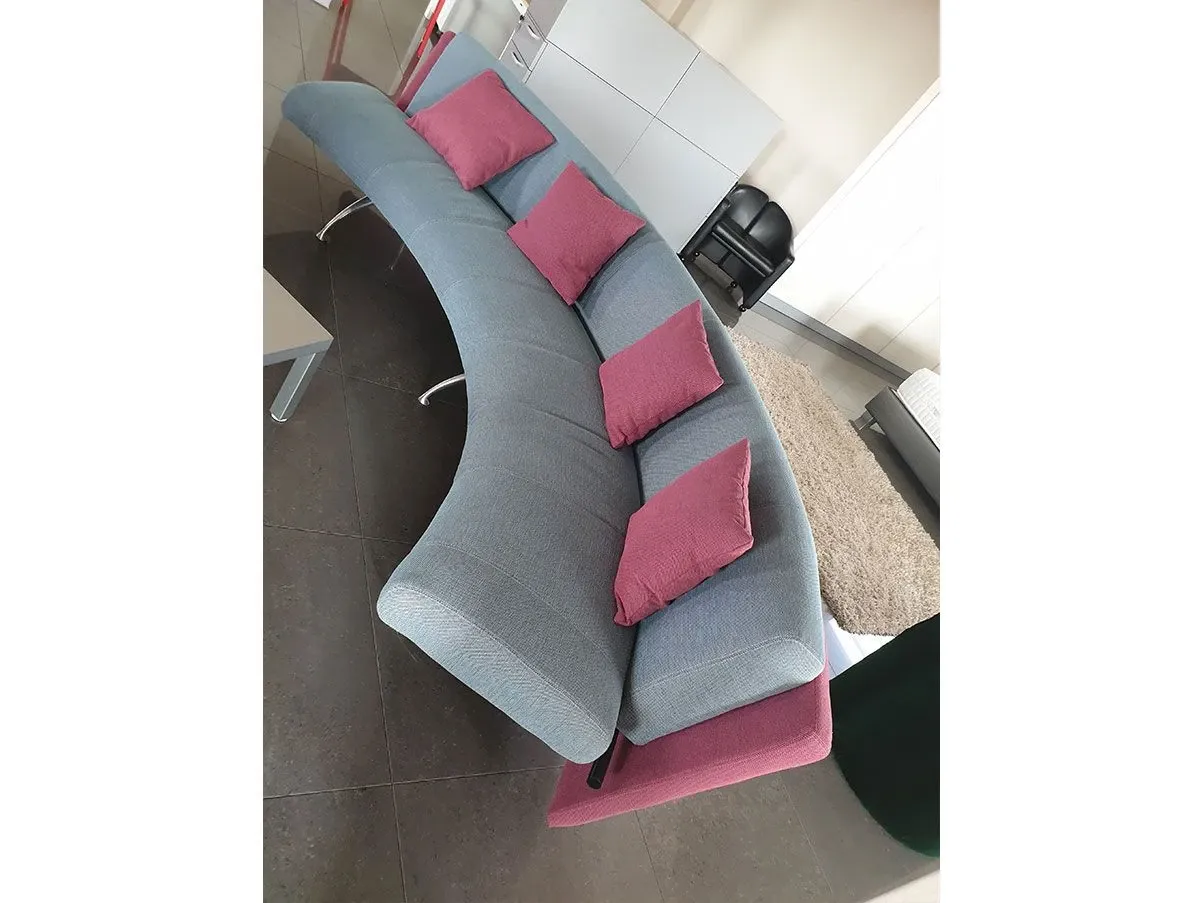 Divano curvo Waiting in tessuto e alluminio (grigio), Moroso 1