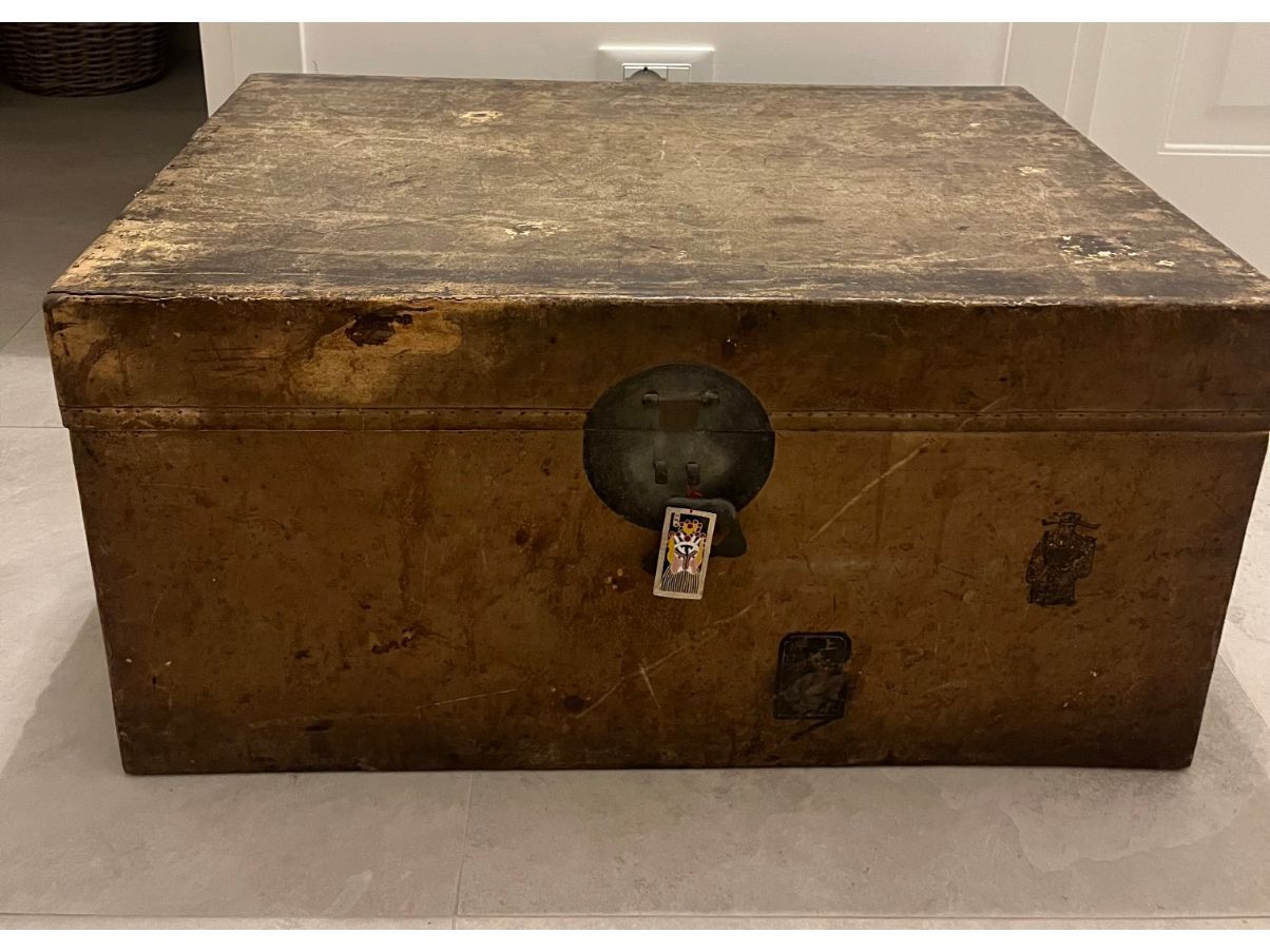 Vintage leather trunk (19th century) Front
