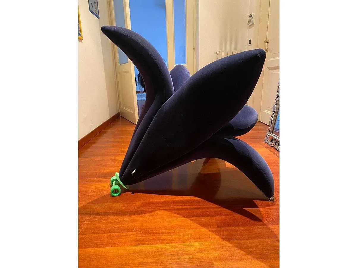 Poltrona Getsuen a forma di giglio in velluto (blu) 2