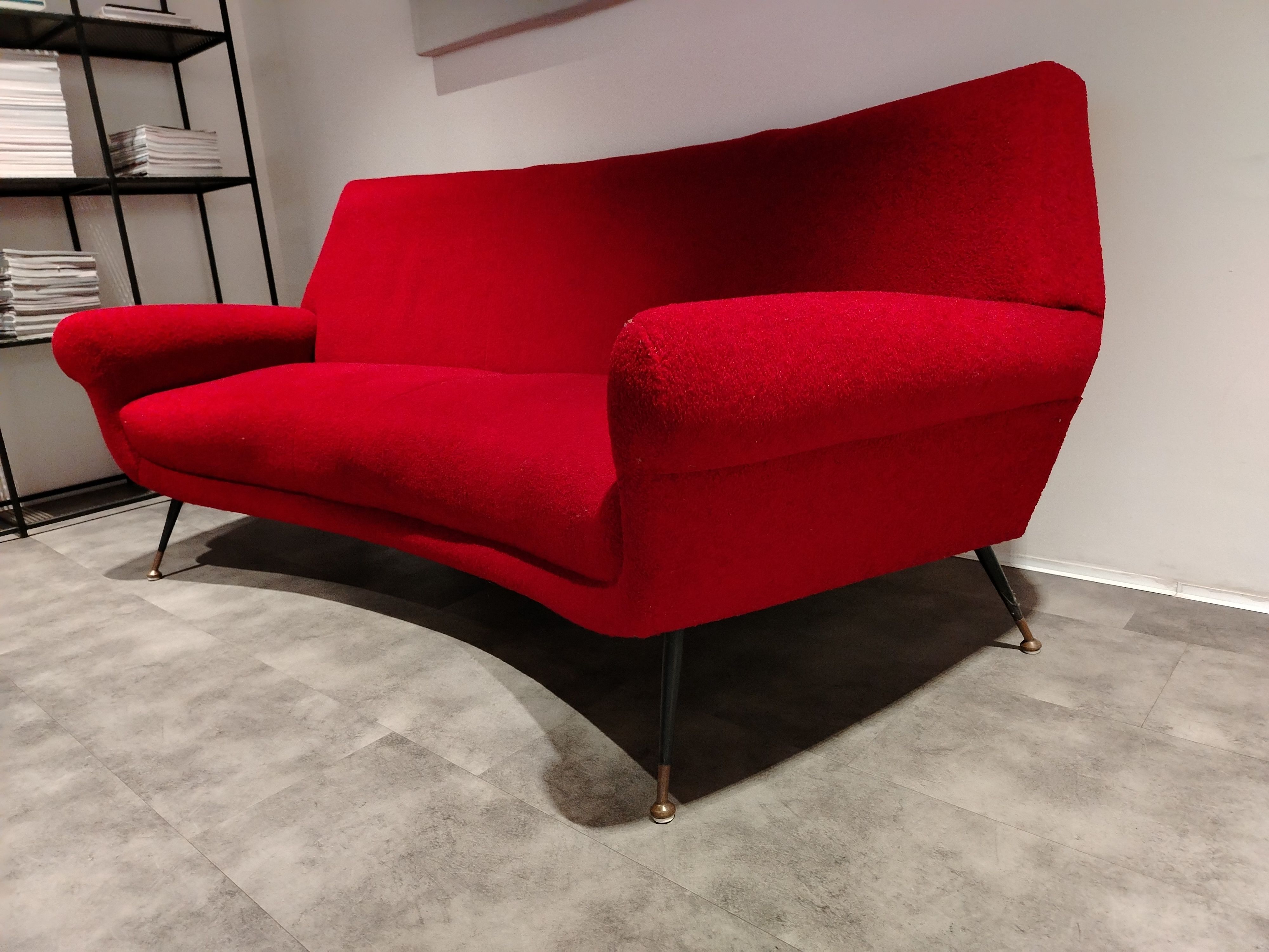 Set divano 3 posti e 2 poltrone in tessuto rosso di Gigi Radice Front