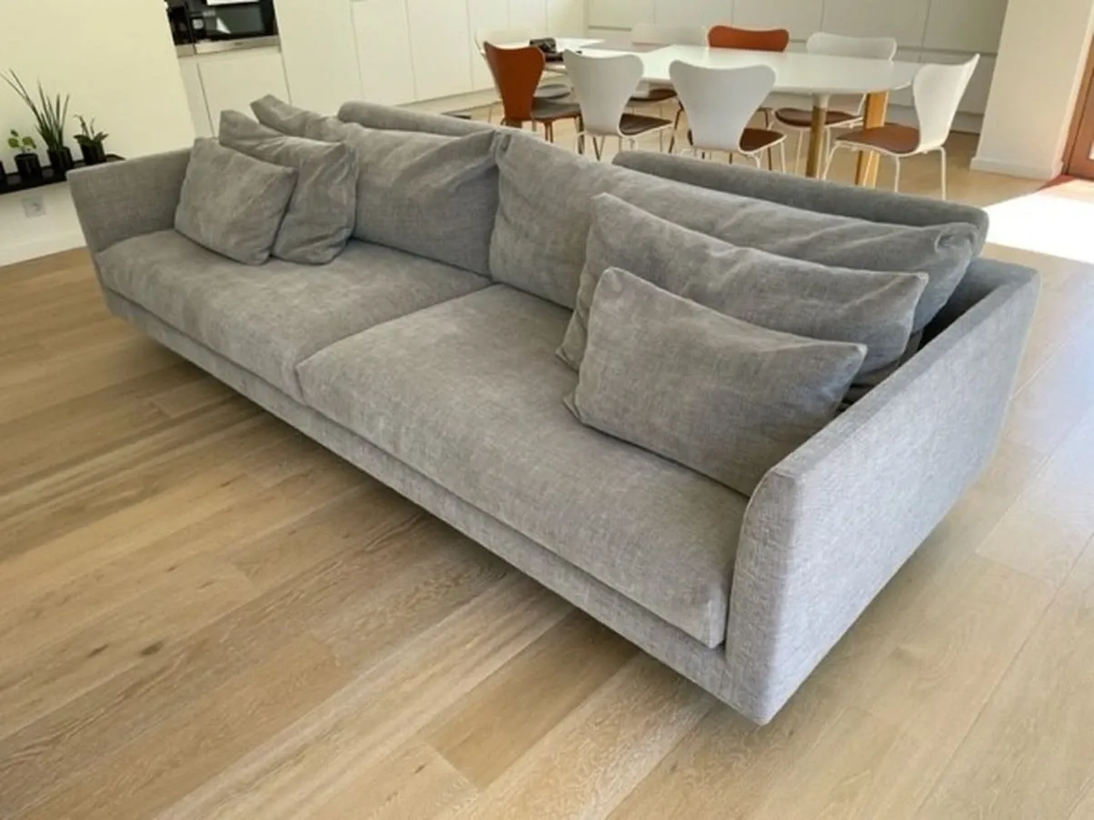 Schlafsofa Axel mit Hocker aus grauem Stoff 1