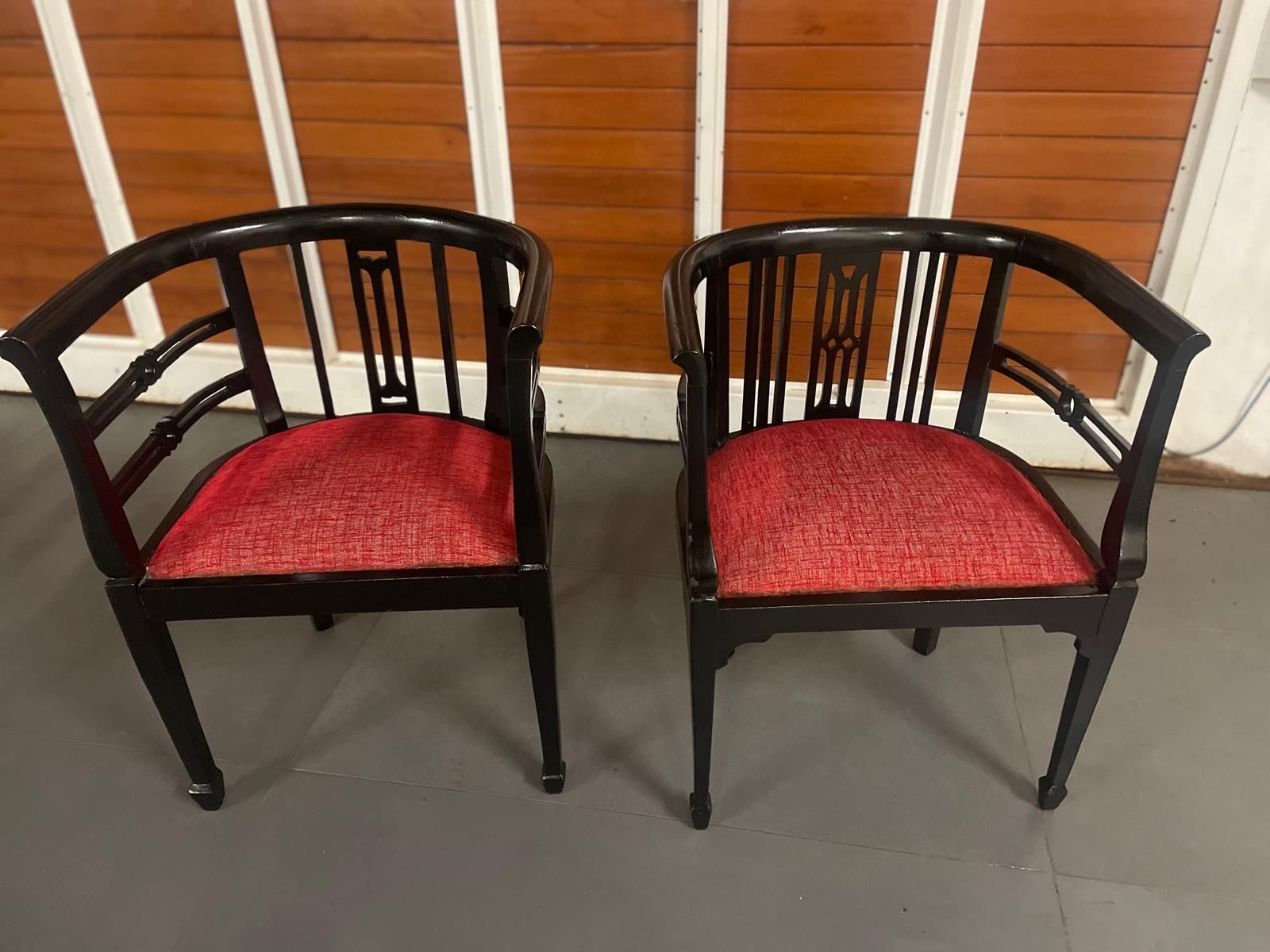 Paire de fauteuils Art Nouveau en bois sombre Main