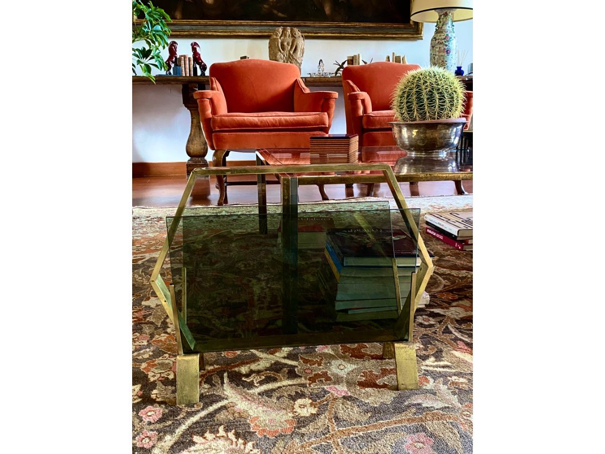 Vintage magazine rack in brass and smoked glass (1970s), Side