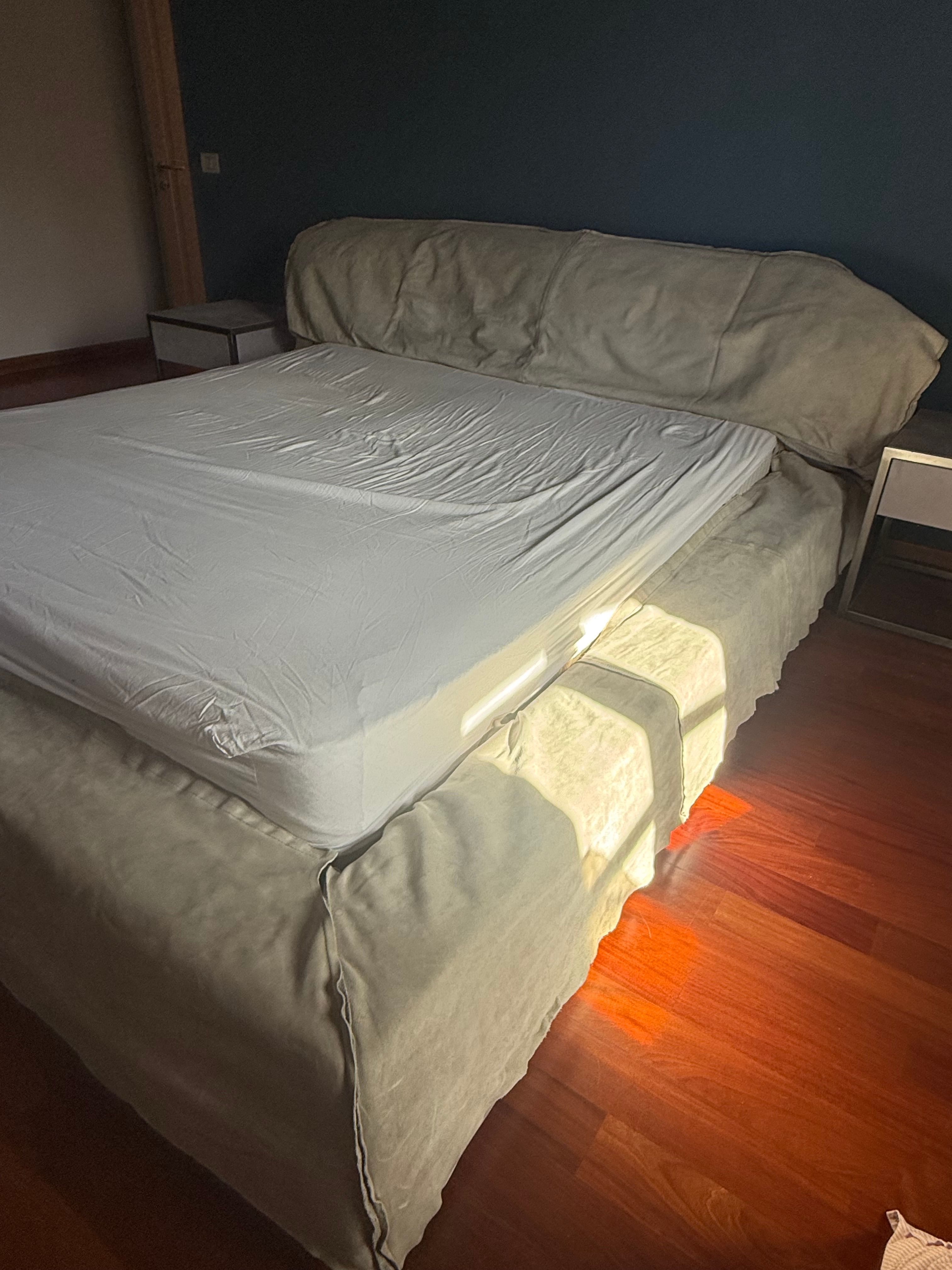 Set letto matrimoniale con comodini in pelle grigia Side