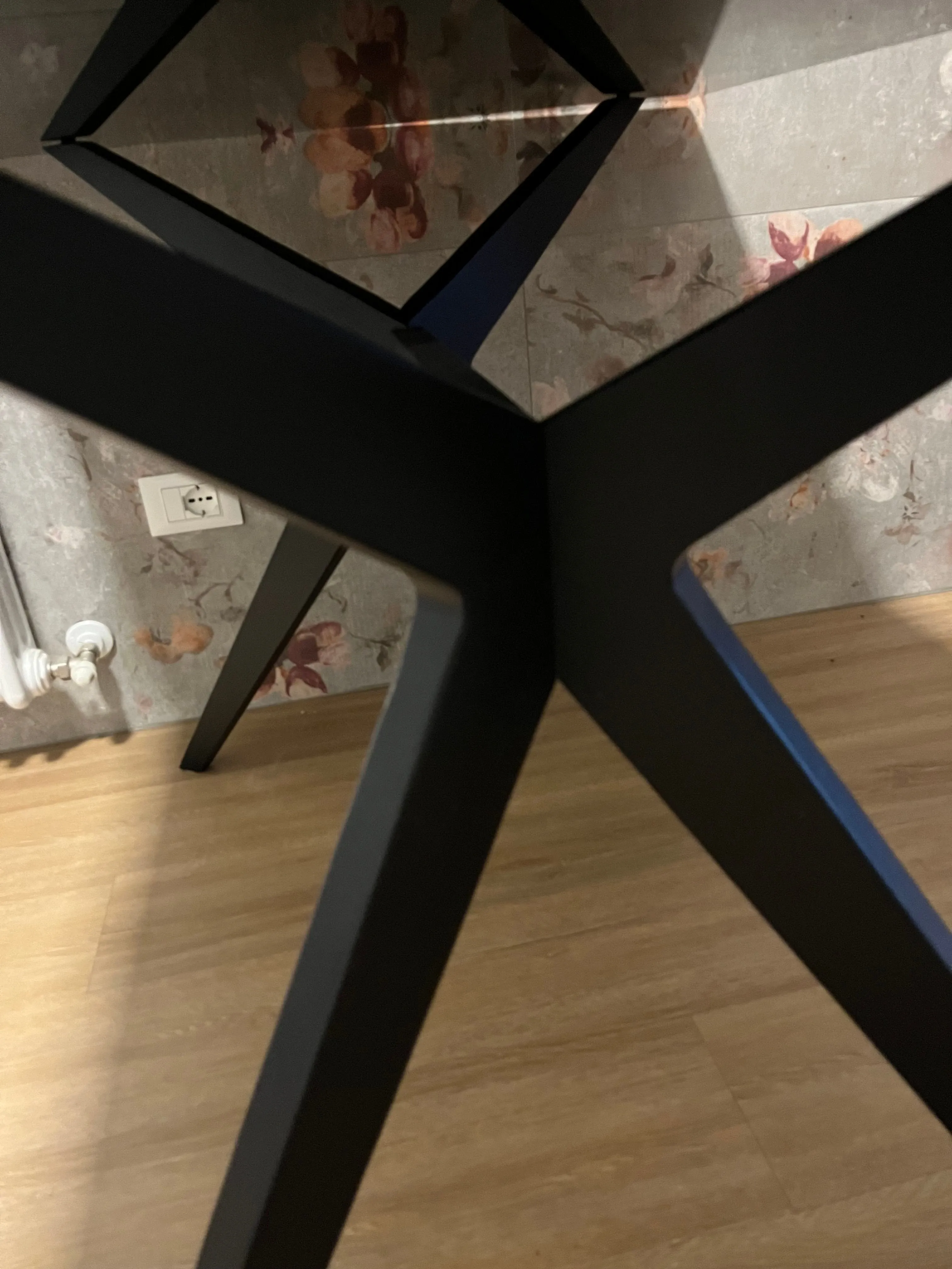 Tavolo Kent con piano in vetro 