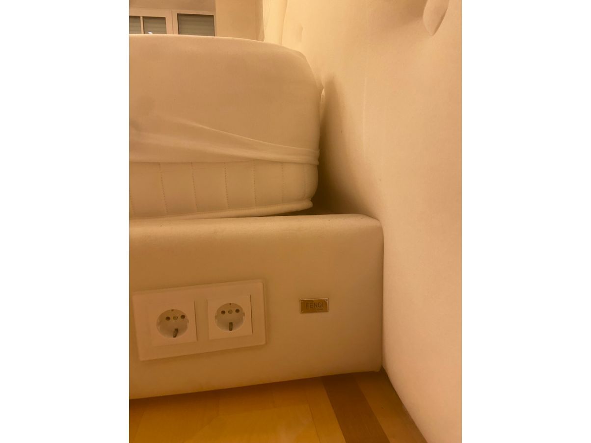 Letto matrimoniale con testata Cameo 2 in pelle e tessuto, Fendi  Brand