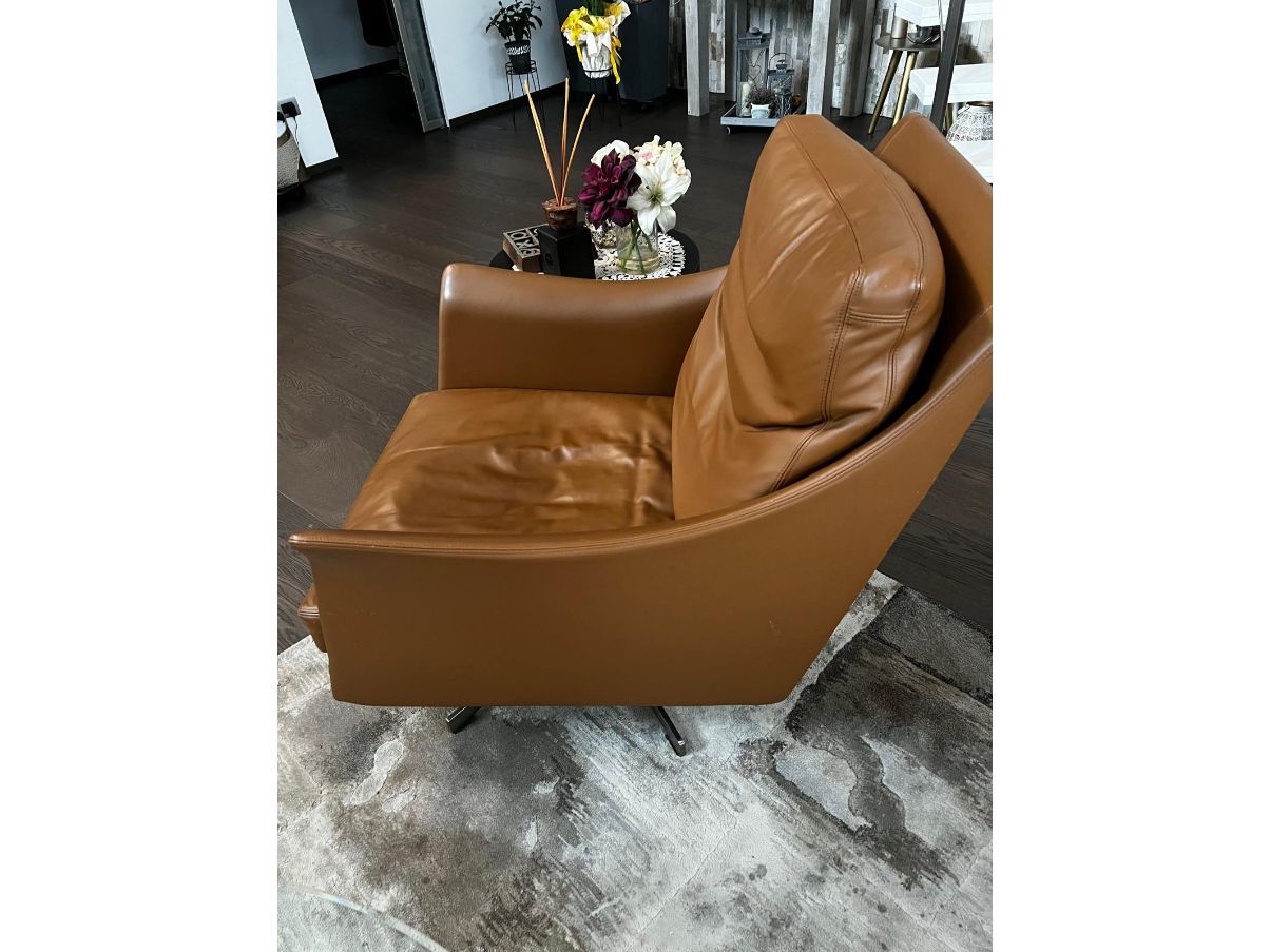 Boss leather armchair, Flexform Side