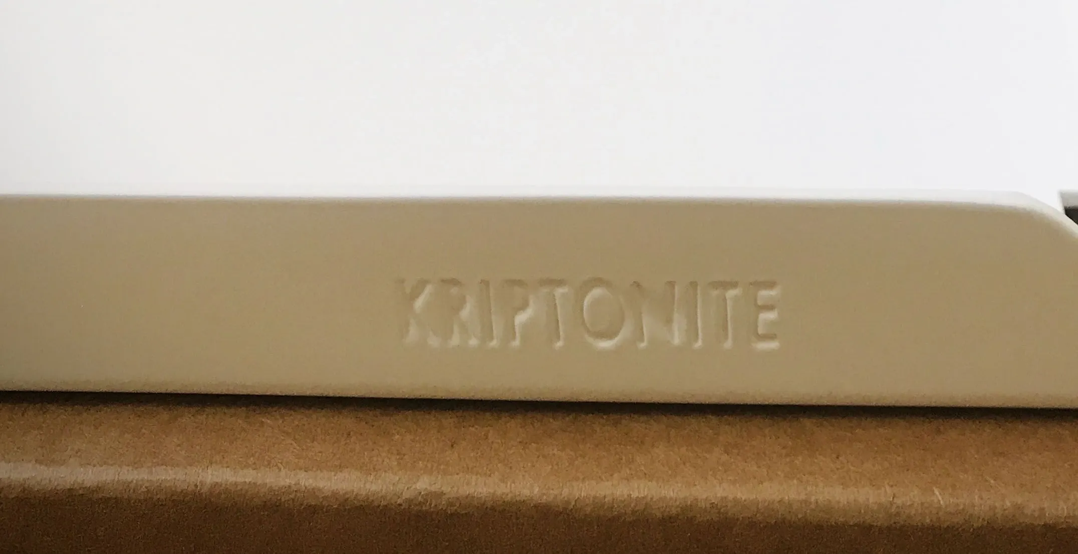 K1 01V25 A white flap, Kryptonite 9