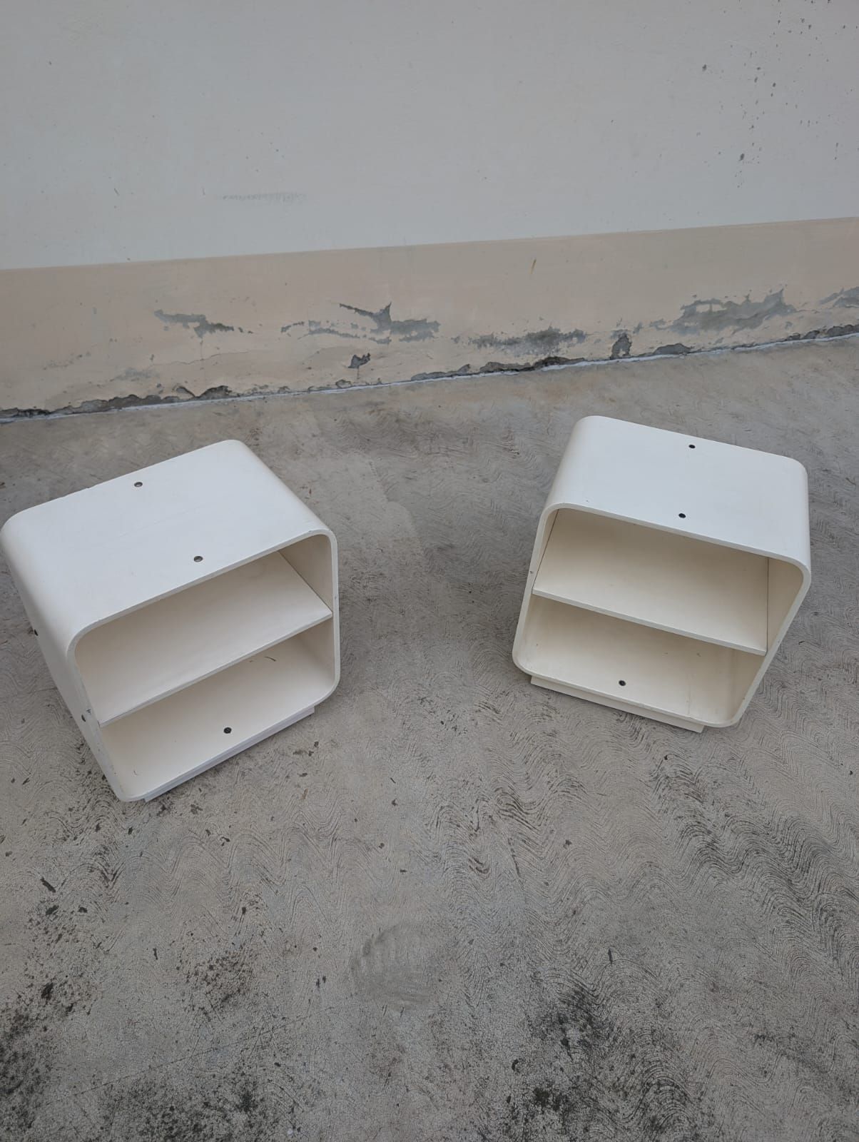 Coppia di comodini in legno laccato bianco di Carlo de Carli (anni '70) Front