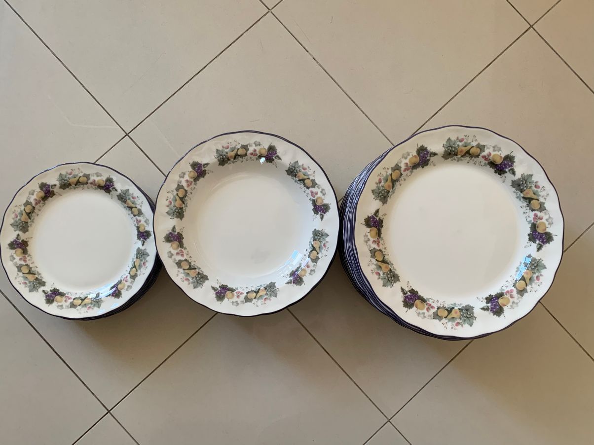 Service 24 plates Majestic Collection, Royal Doulton Side