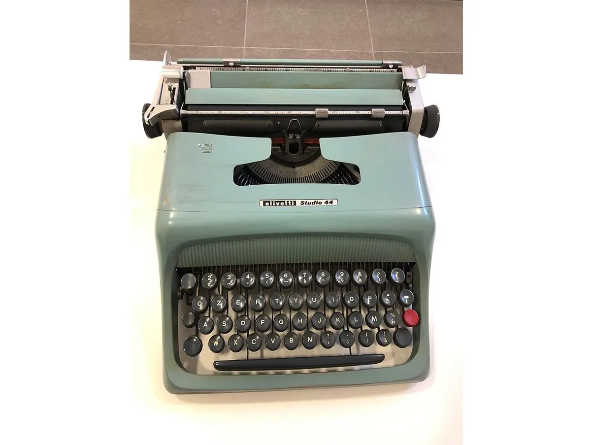 Vintage typewriter (green), Olivetti Synthesis 8