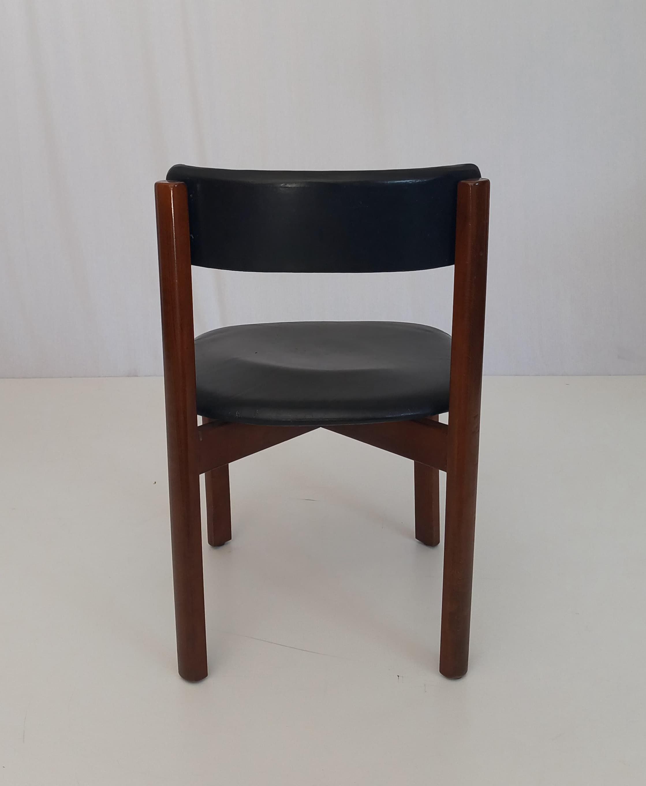 4er Set Vintage Esszimmerstühle aus Nussbaumholz und schwarzem Leder (70er Jahre) Side