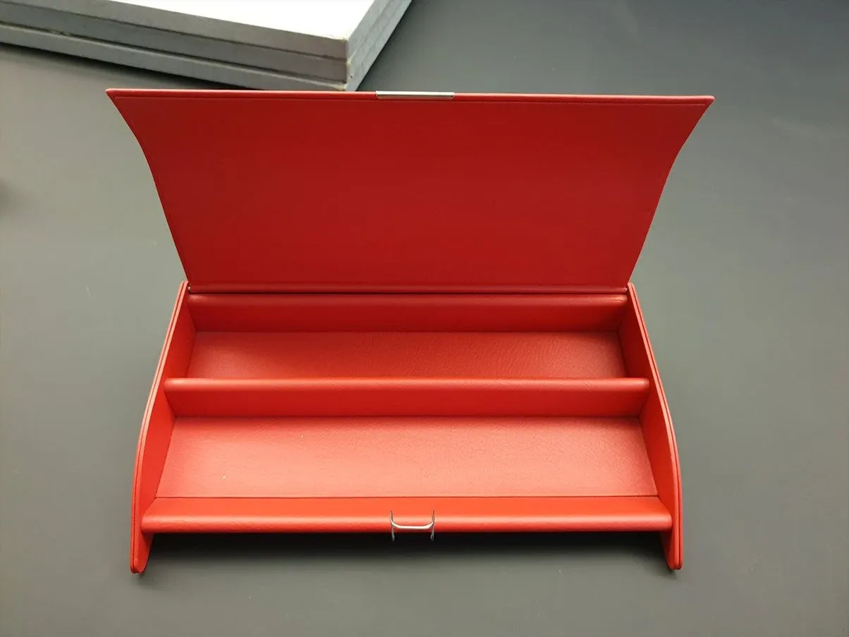 Box with lid covered in leather (red), Poltrona Frau 
