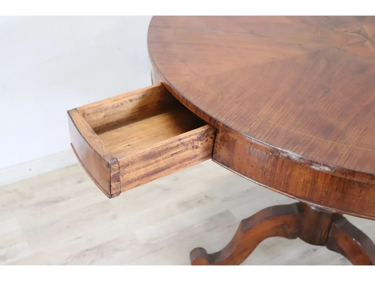 Runder antiker Nussbaumtisch aus Holz (19. Jahrhundert) 5