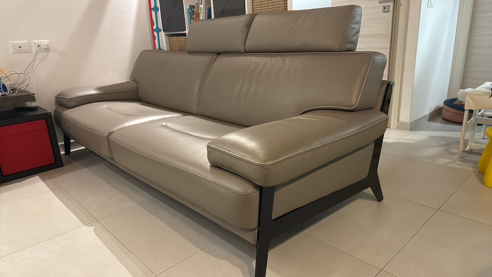 Latitude 3-seater sofa in beige leather by Maurizio Manzoni, Roche Bobois  Main