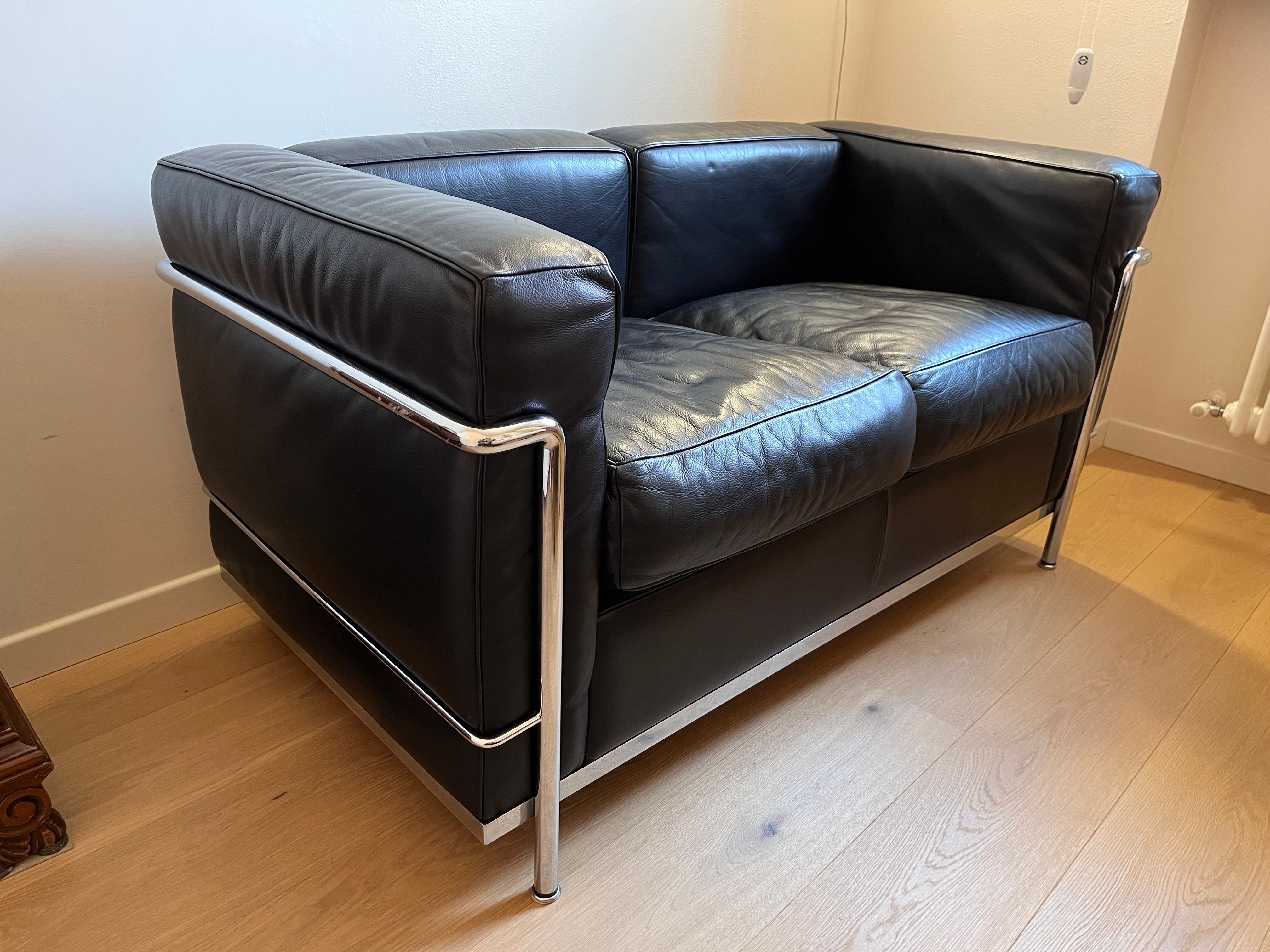 LC2 2 seater sofa upholstered in black leather by Le Corbusier, Cassina Main