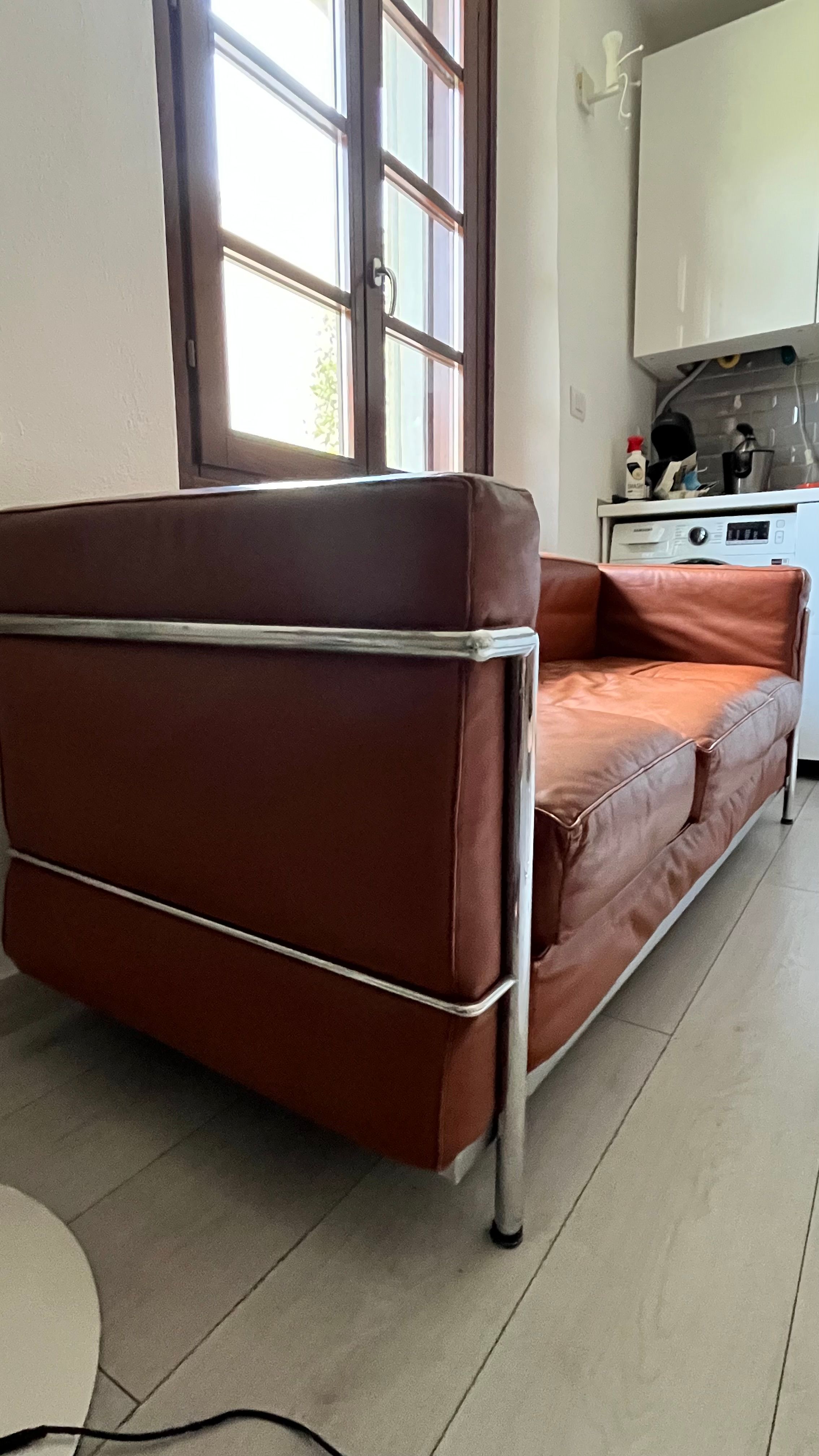 Divano 3 posti LC2 rivestito in pelle marrone  Side