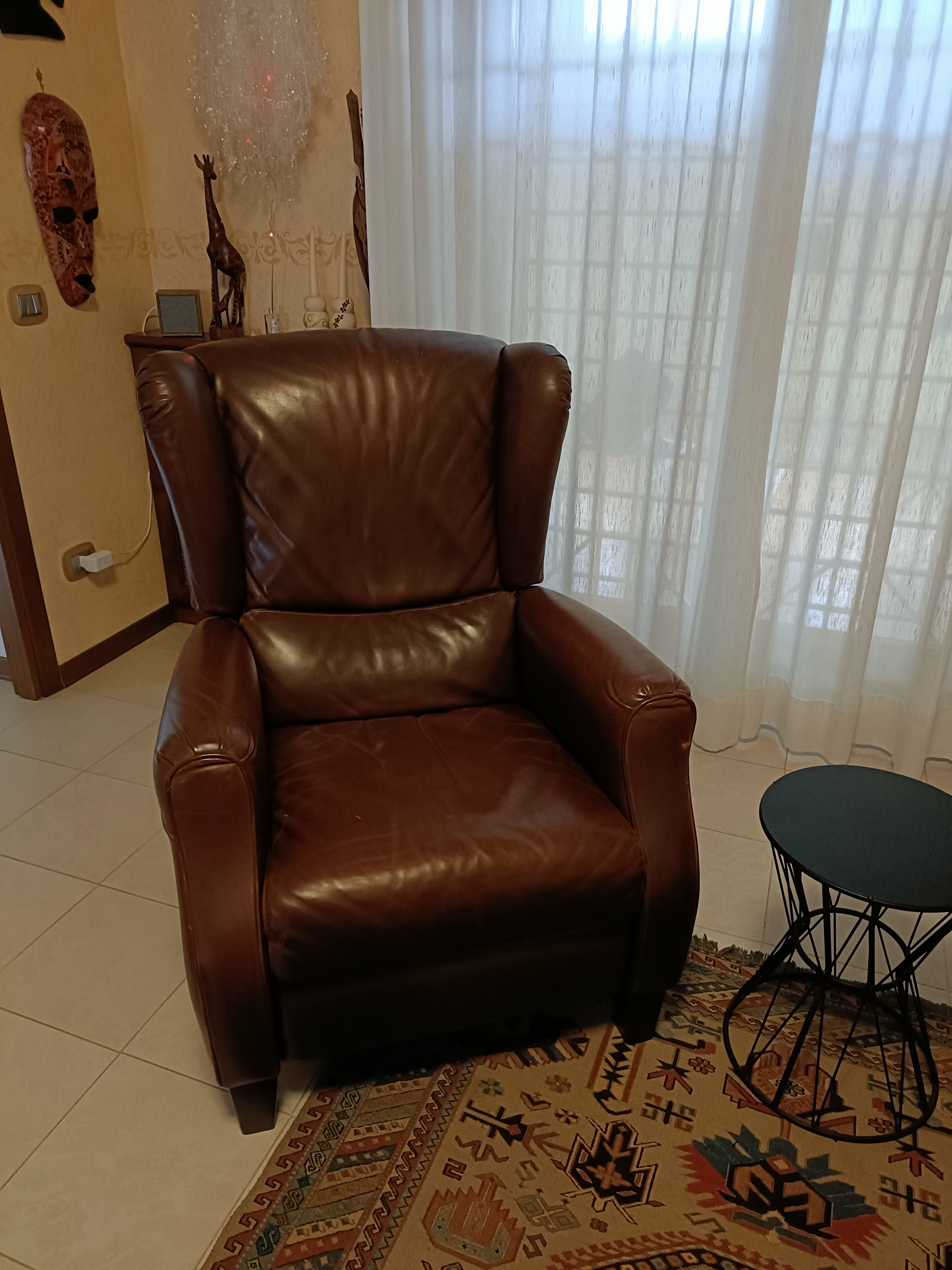 Fauteuil relax en cuir marron Main
