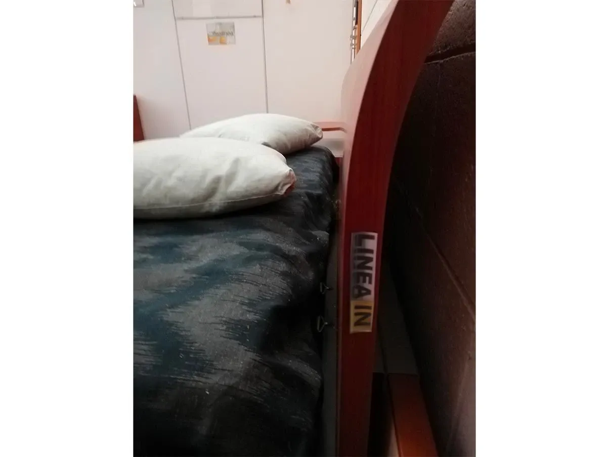 Schlafzimmer Set Doppelbett mit Bettumrandung und Nachttischen aus Holz in Lila 9