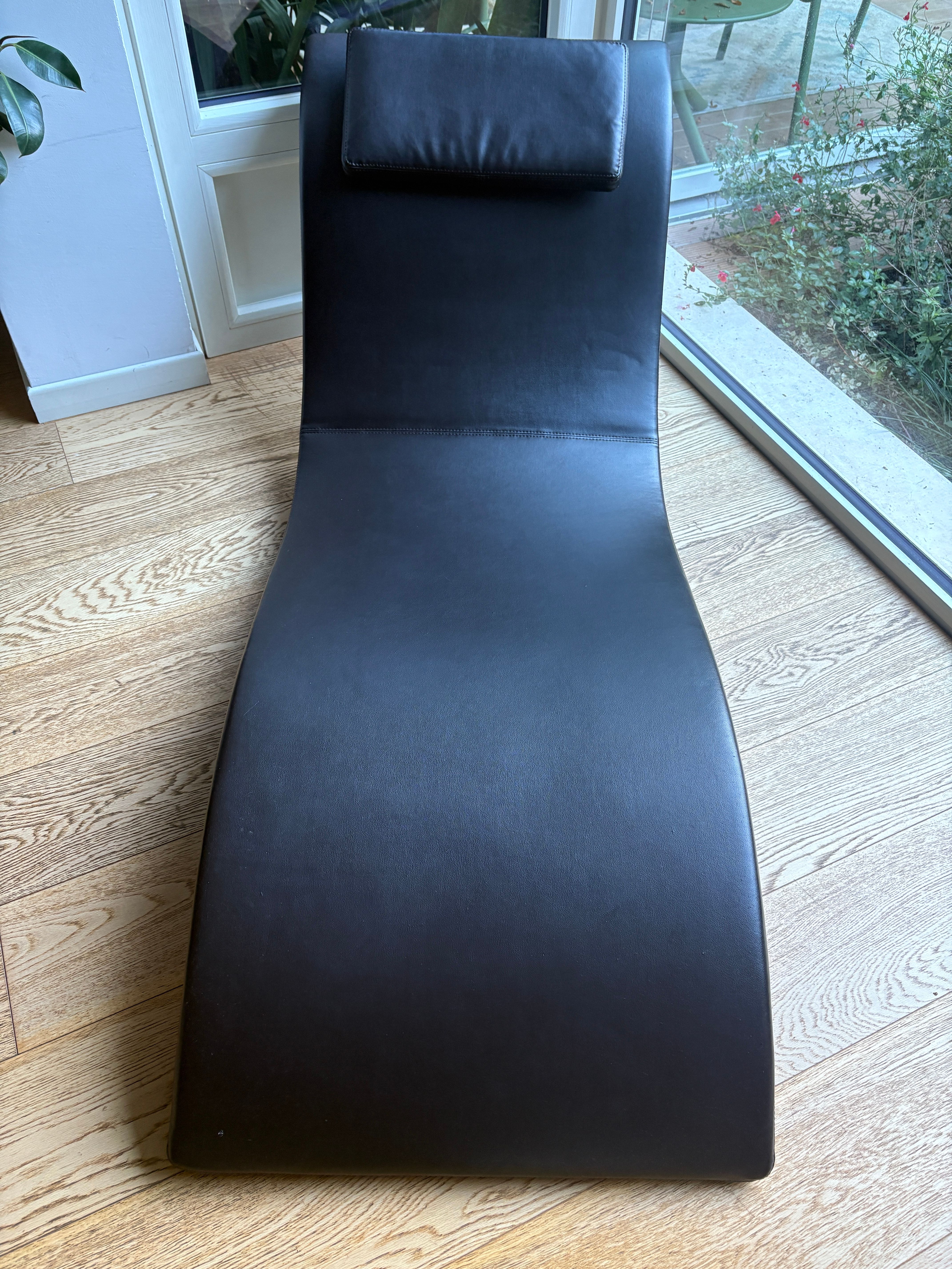 Dunkelbraunes Leder Chaise Longue Front