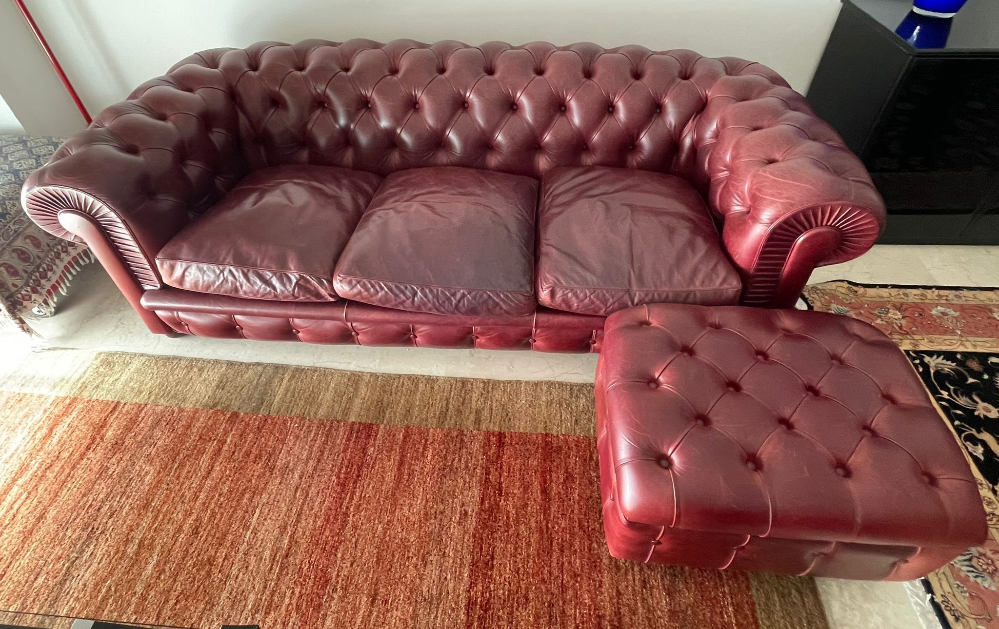 Renzo Frau Rotes Leder Chesterfield Hocker Front