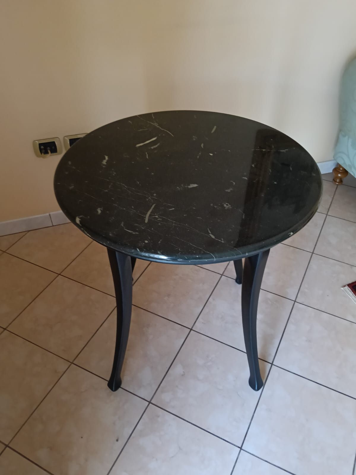 Tavolo rotondo in marmo nero Main