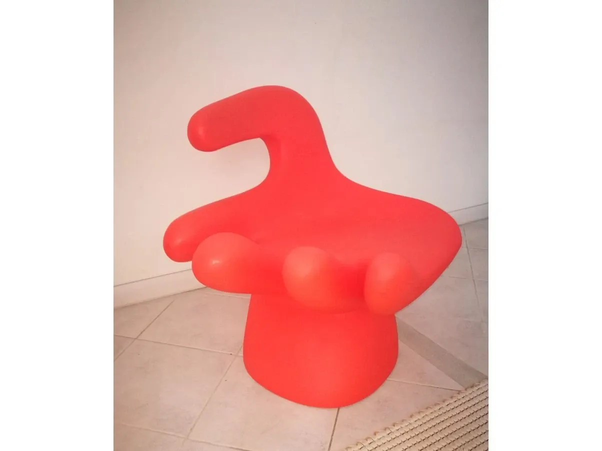 Poltroncina a forma di mano Dada, Ferlea 2