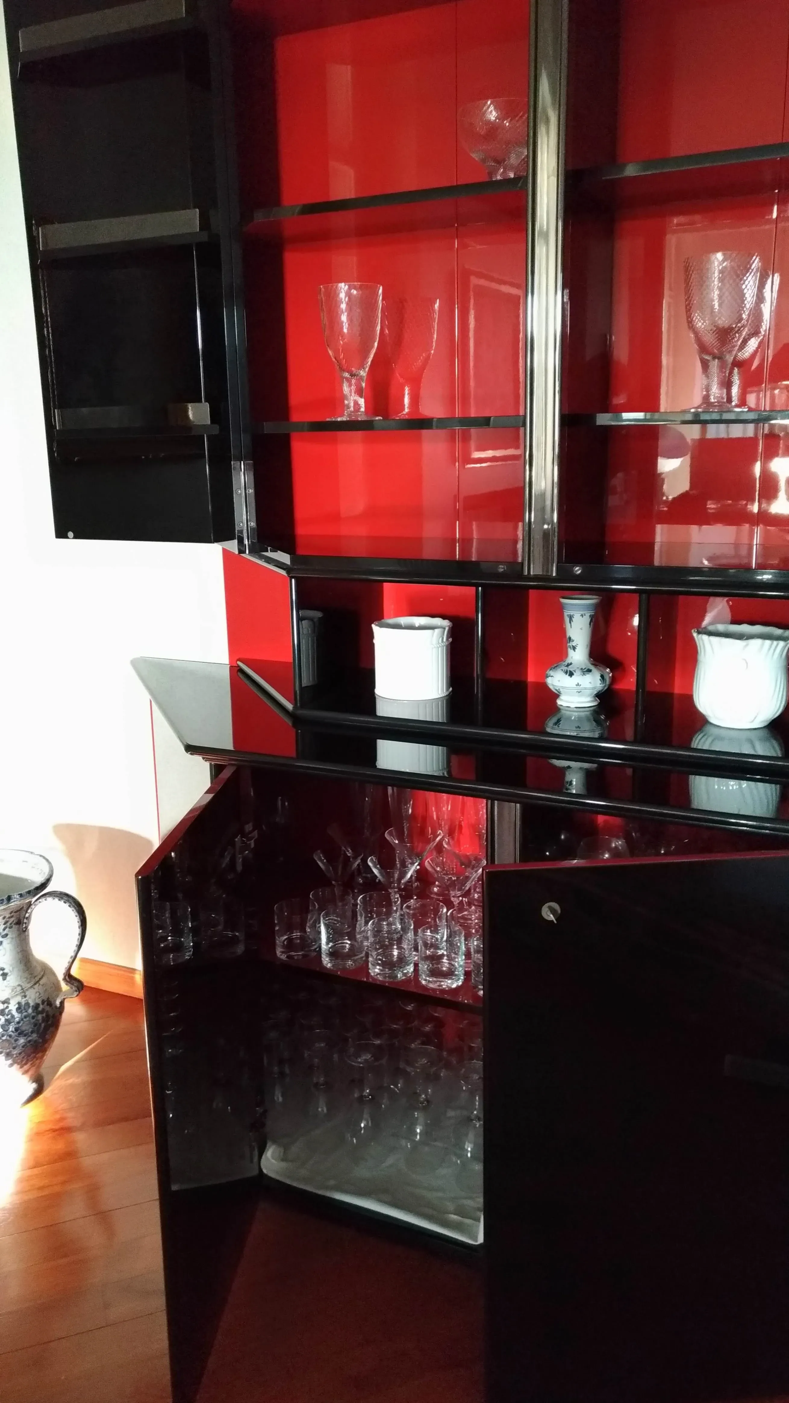 Gonzaga wardrobe lacquered black and red, Simon 3