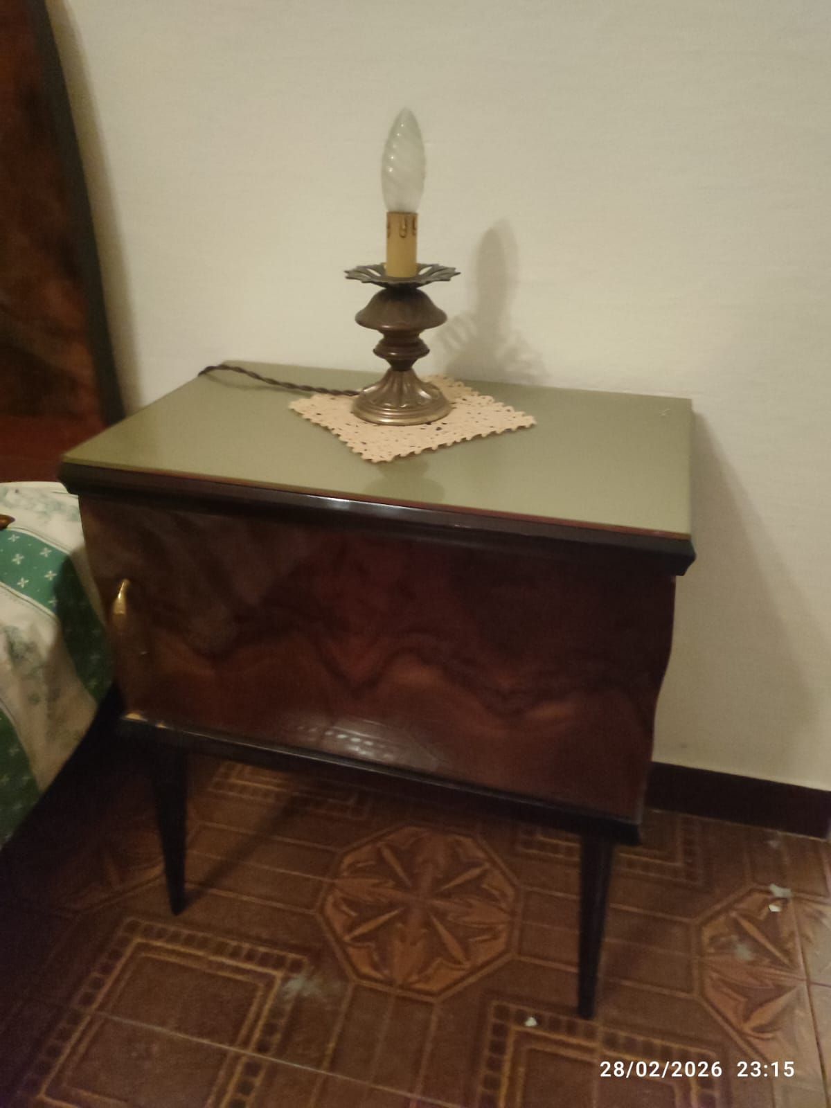 Coppia di comodini in stile classico in legno                           Main