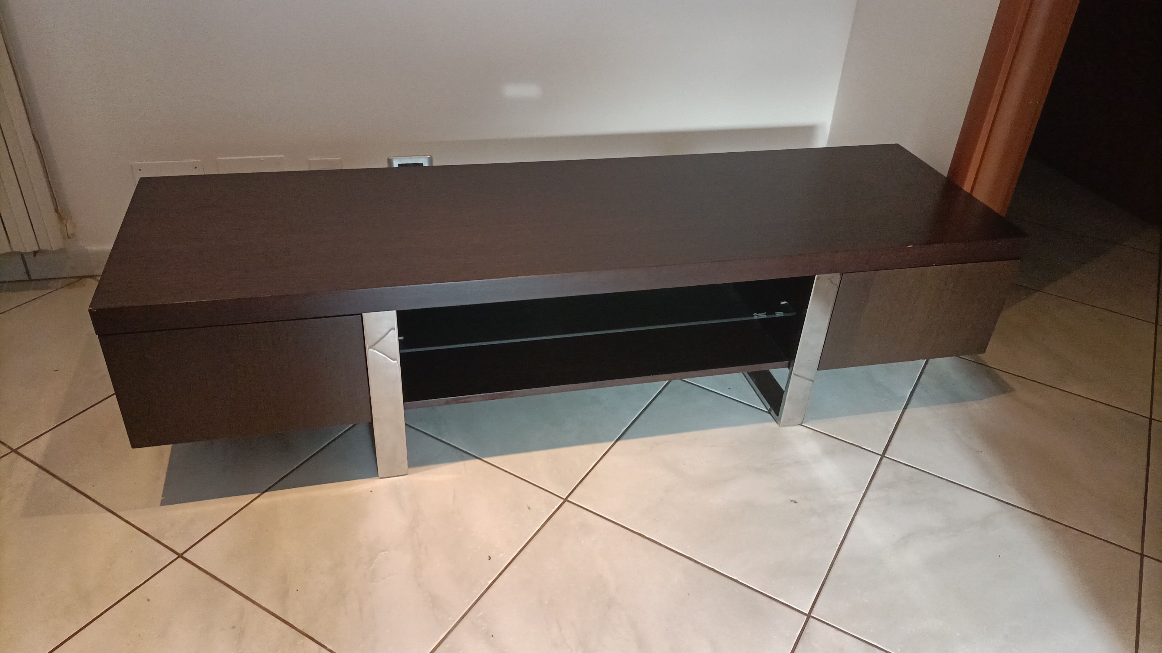 Meuble TV bas en verre de sécurité et bois wengé Main