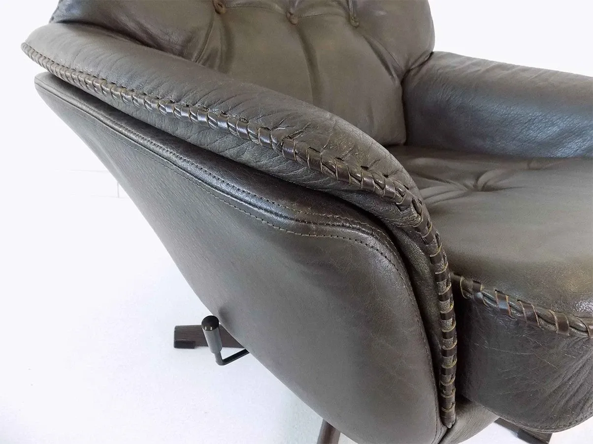 Dänischer Vintage Sessel mit Hocker aus grauem Leder (60er Jahre) 