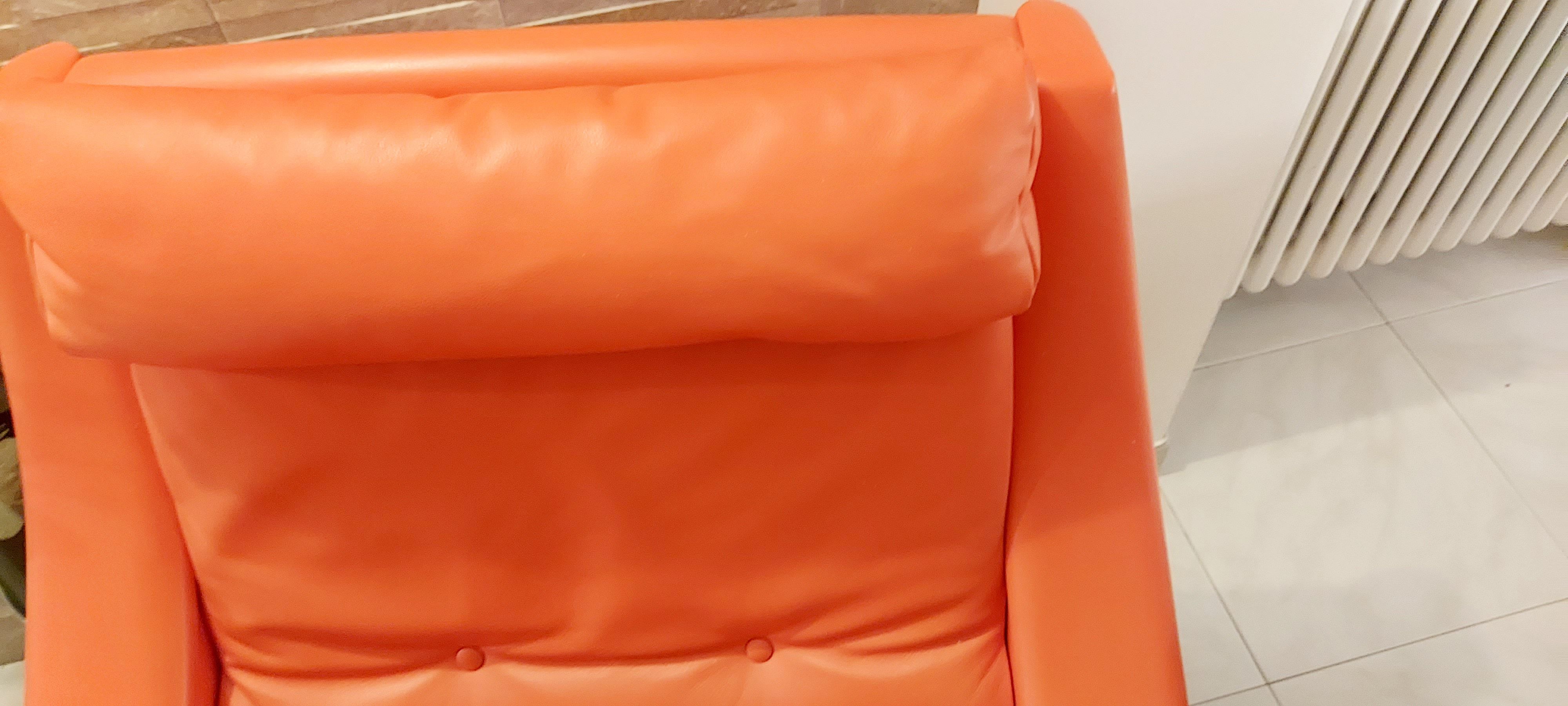 Dezza 48 Orange Leather Armchair by Gio Ponti Details