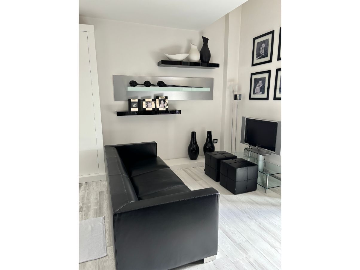 Set di 2 pouf in ecopelle neri, Minotti  Details