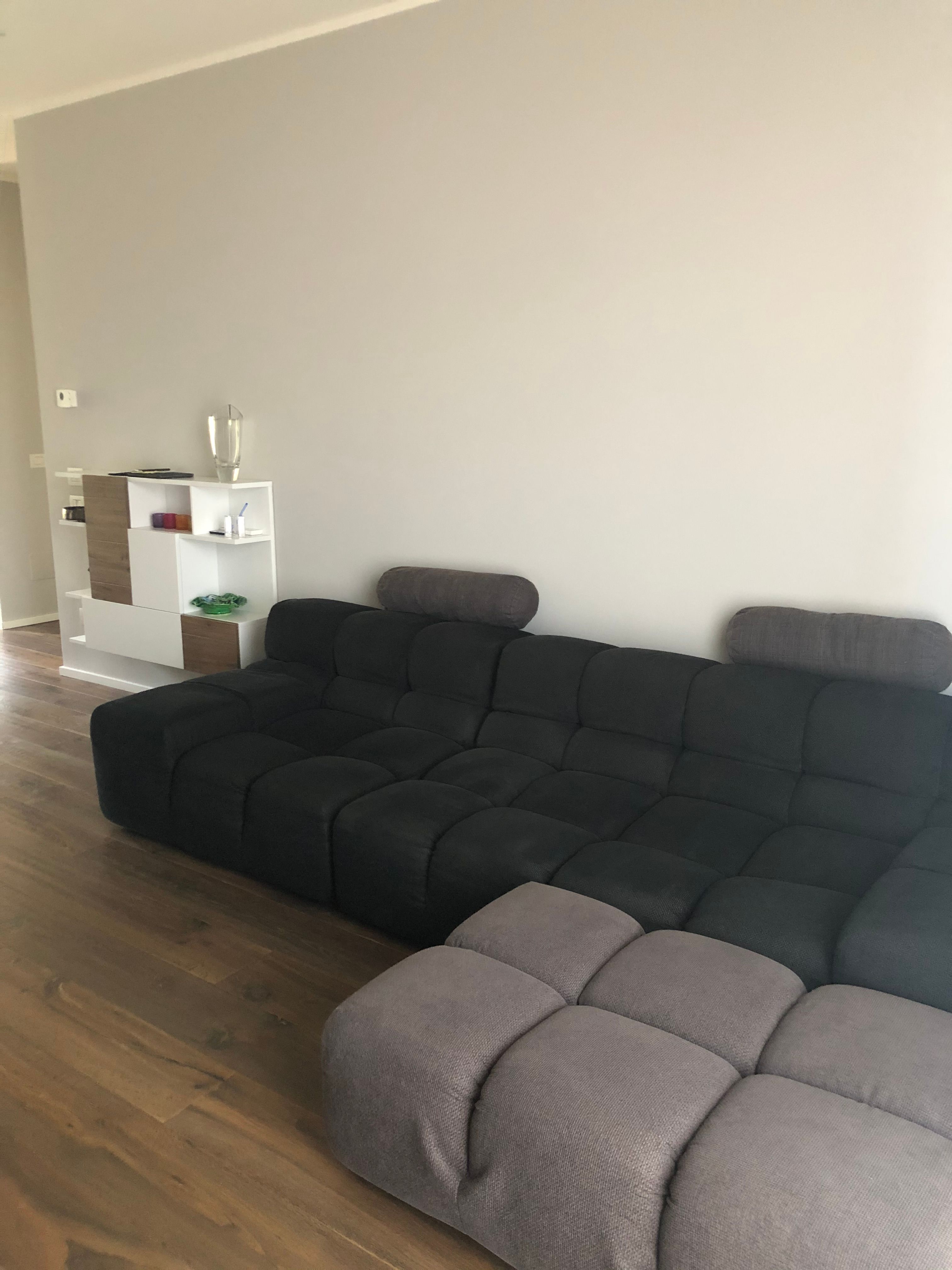 Divano 4 posti Tufty Time in tessuto nero/grigio di Patricia Urquiola Details