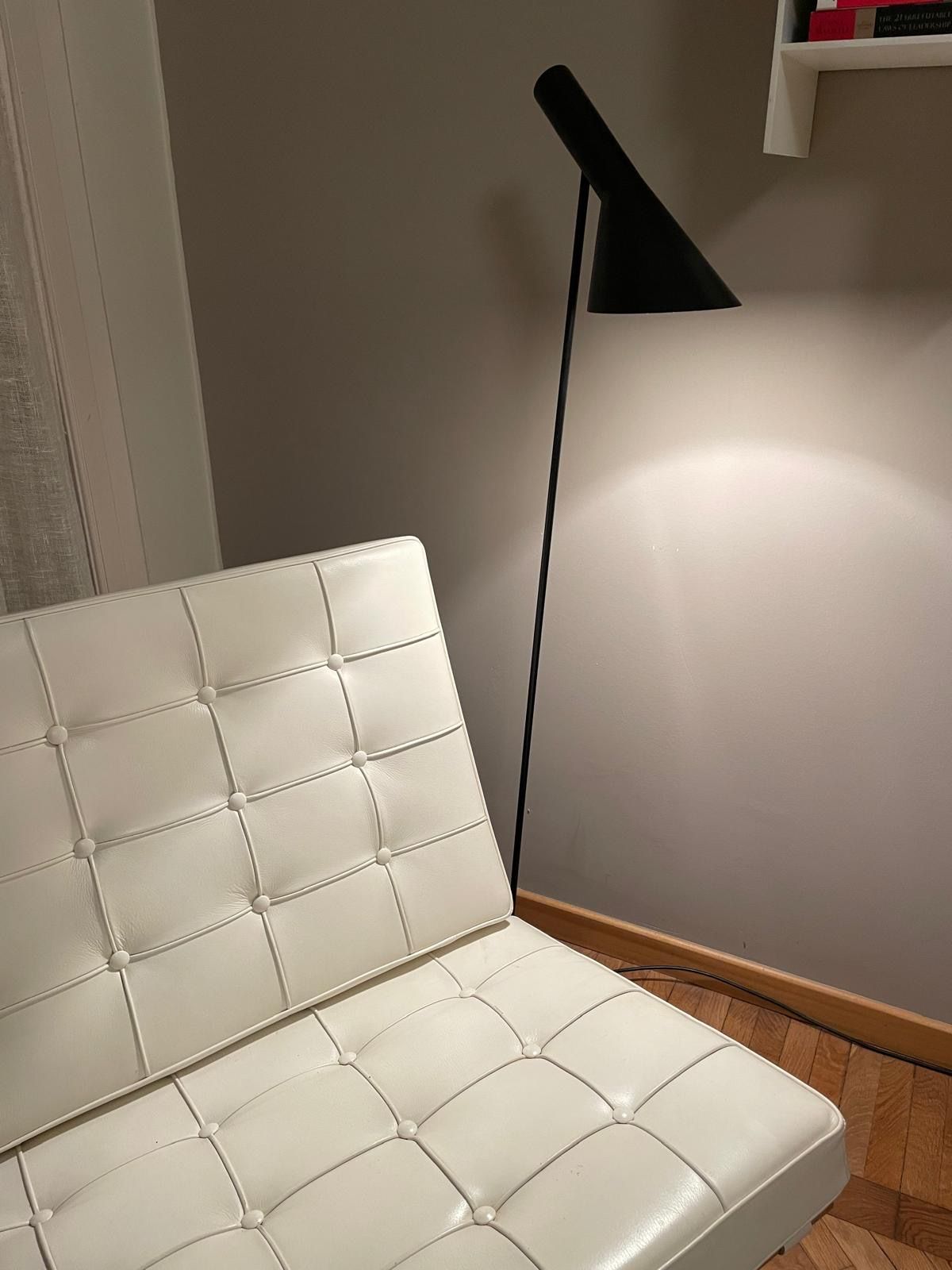 Lampada da terra AJ di Arne Jacobsen, Louise Poulsen Brand