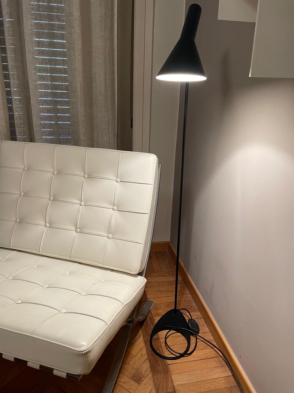 Lampada da terra AJ di Arne Jacobsen, Louise Poulsen Main