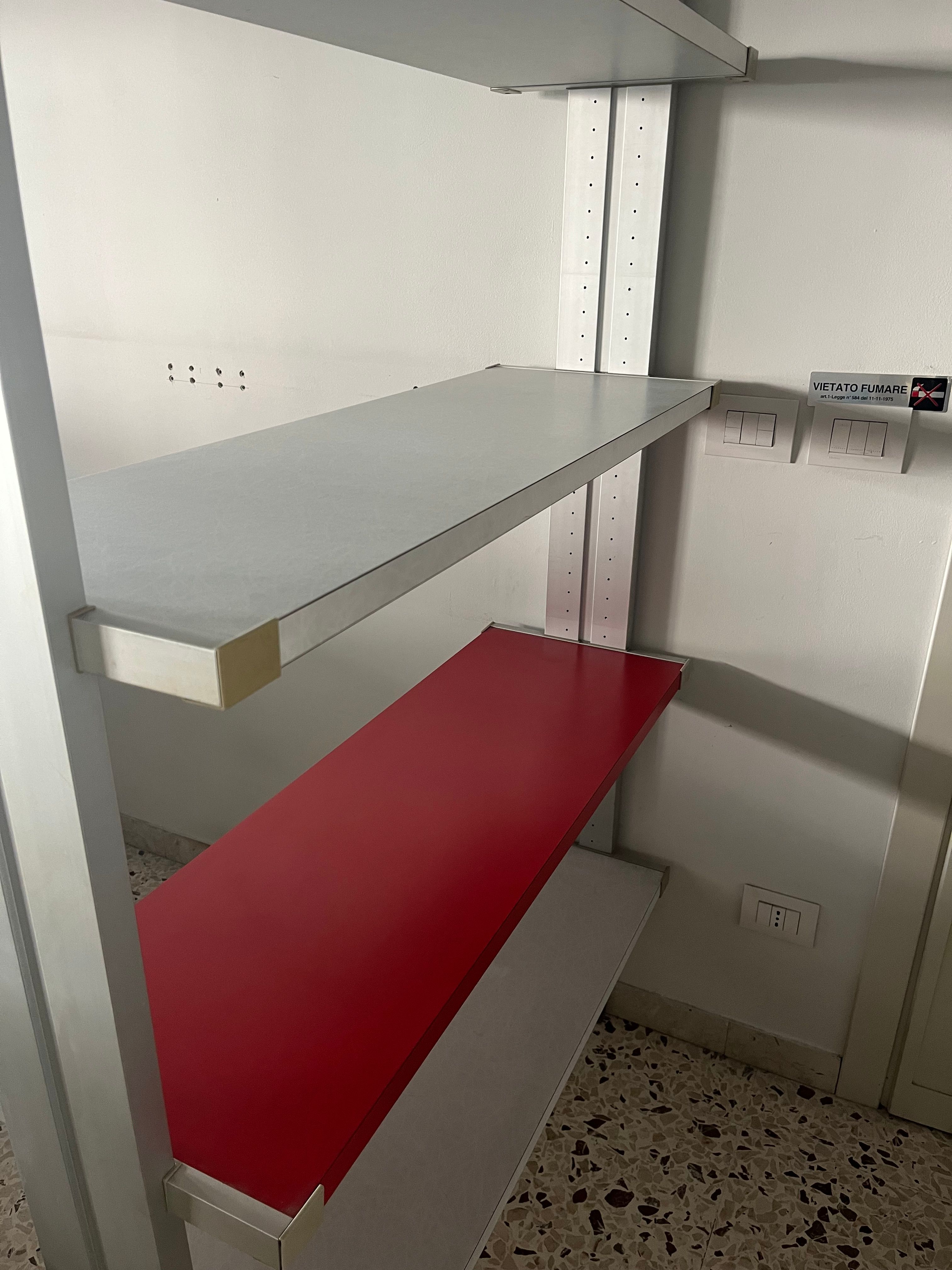 Libreria bifacciale vintage in alluminio (rosso/grigio) Defects